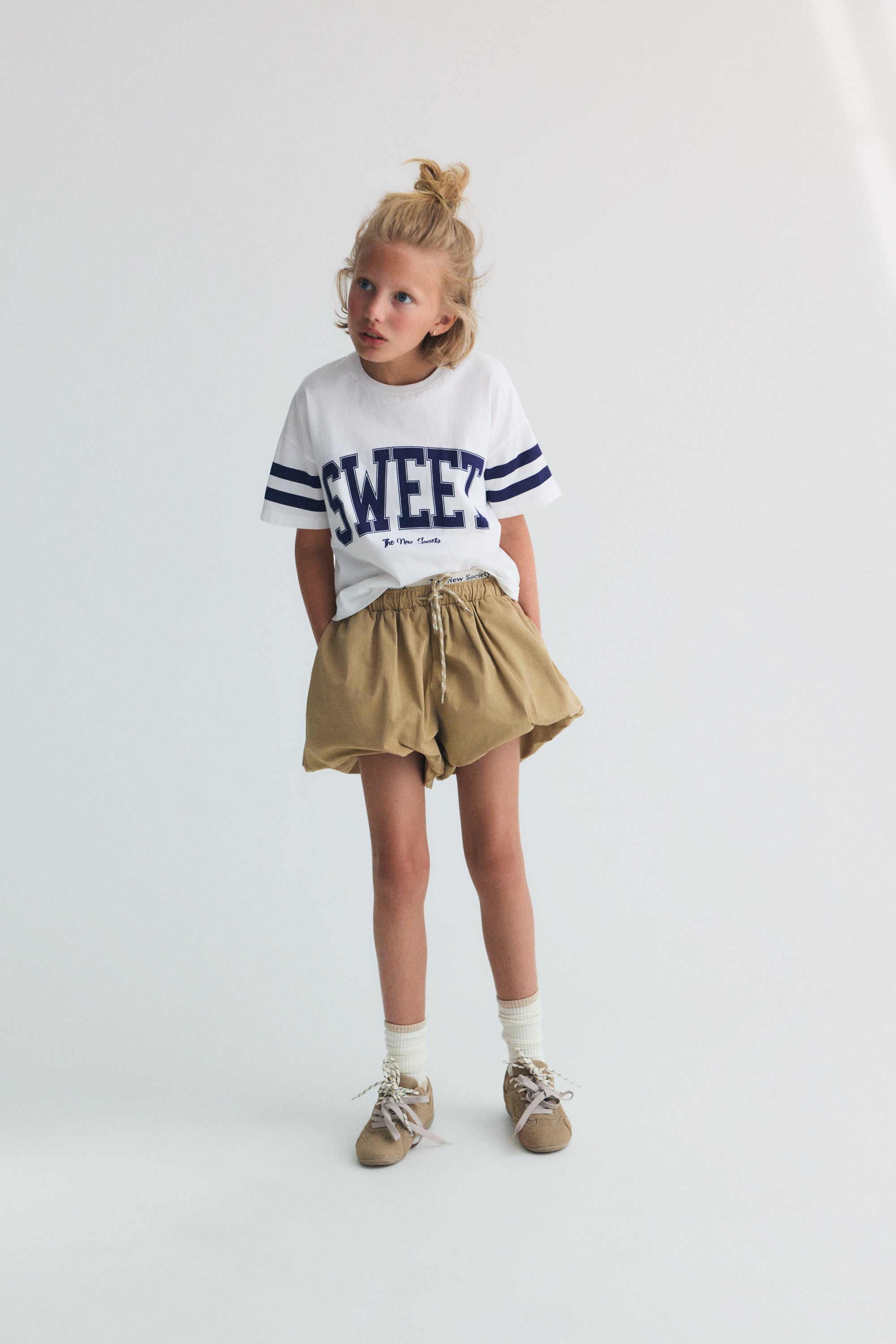 Balloon style shorts in&nbsp;soft cotton with an adjustable drawstring waistband and signature branded elastic, offering a comfortable, modern silhouette.