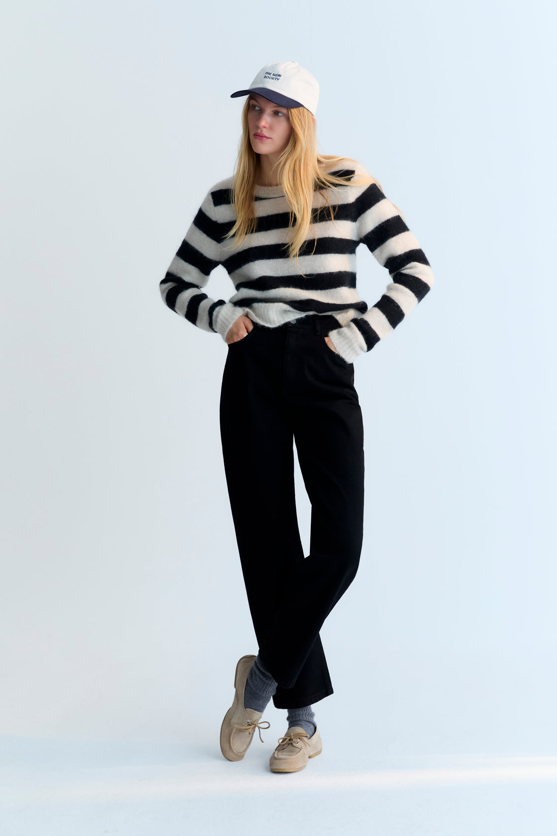 
Alpaca and merino wool sweater with a round neck and a bicolor stripe structure.