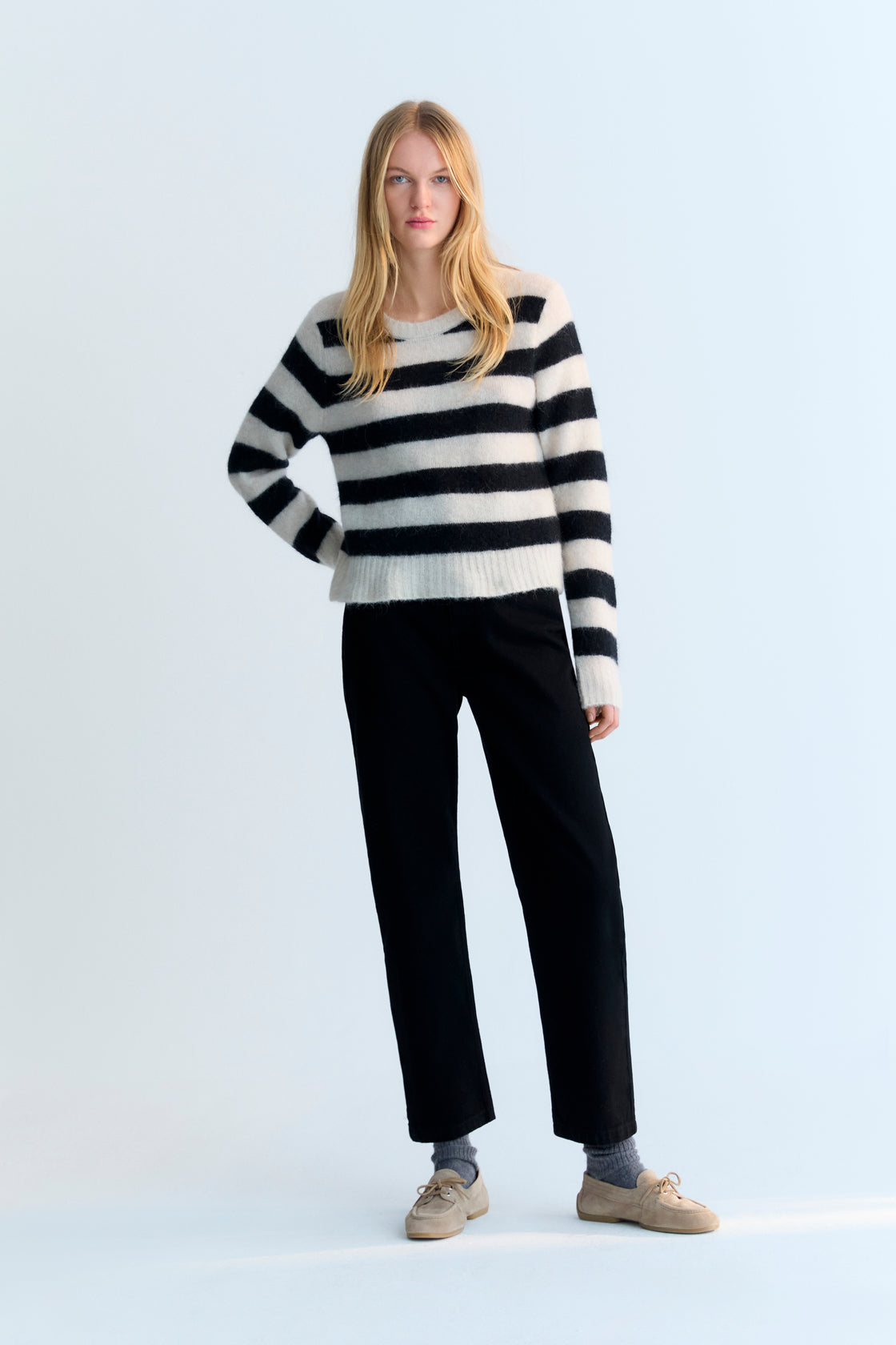 
Alpaca and merino wool sweater with a round neck and a bicolor stripe structure.