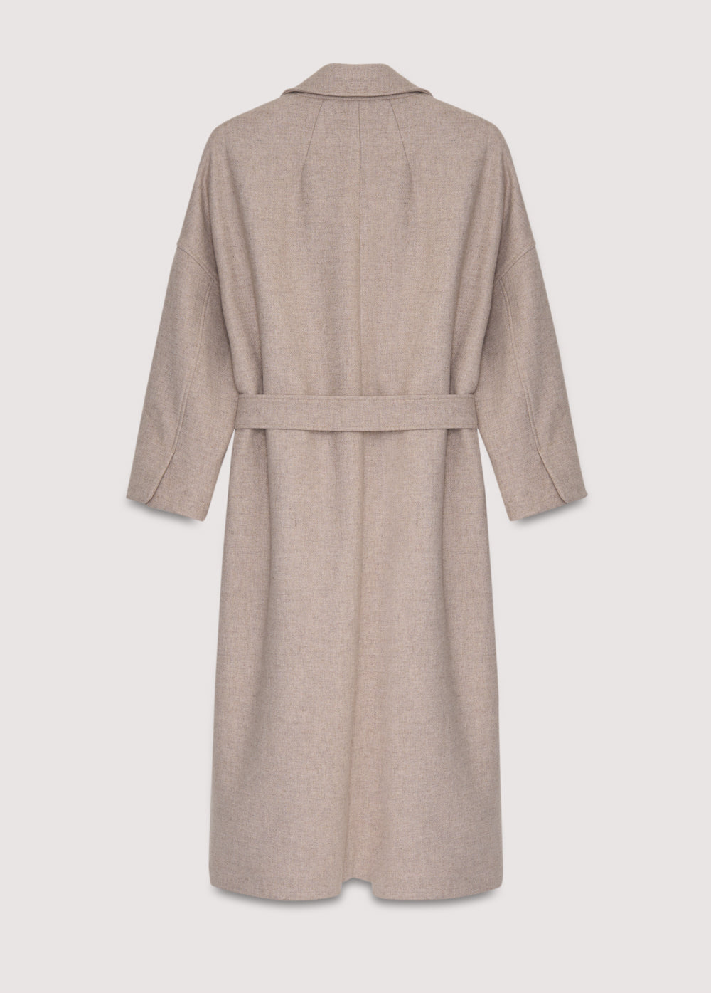 Long wool coat with lapels and side slits. It is double-breasted with a matching fabric belt. It comes with a scarf made from the same fabric.