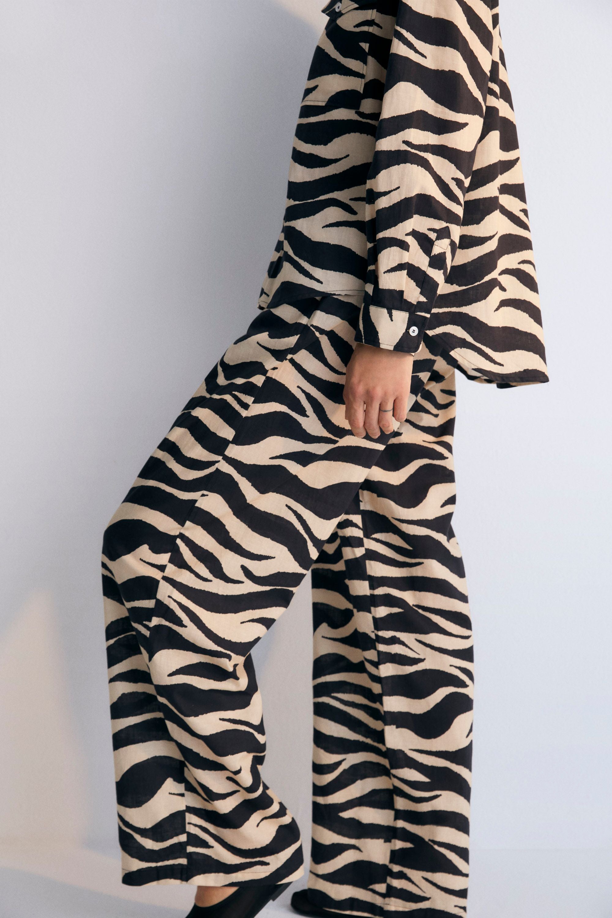 Kavala Woman Pant in 100% cotton with our zebra print. Wide and straight pants with elastic waistband and adjustable drawstring. Spring Summer Collection.