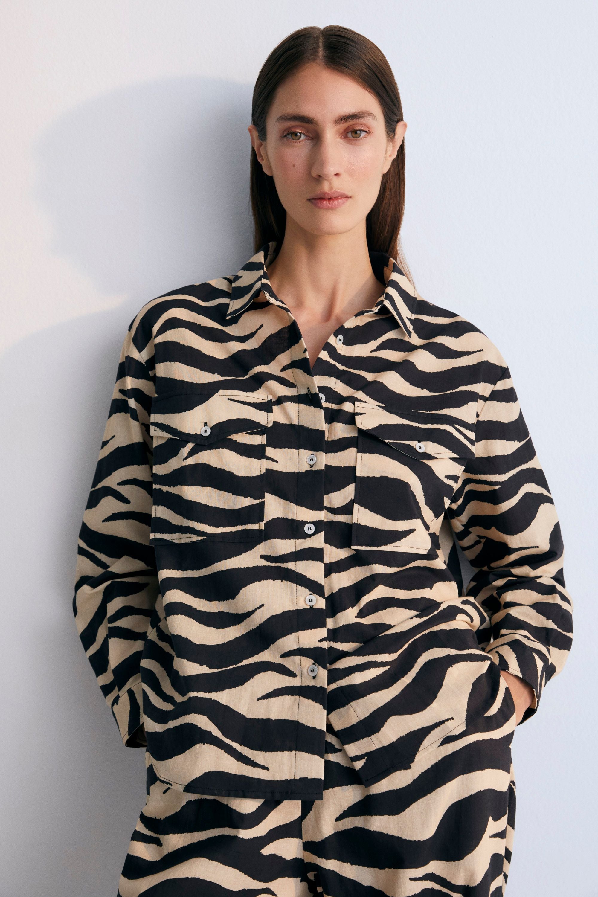 Kavala Woman Shirt in 100% cotton with our zebra print. Long-sleeved shirt with shirt collar and central button closure. Spring and Summer Collection. The New Society. 