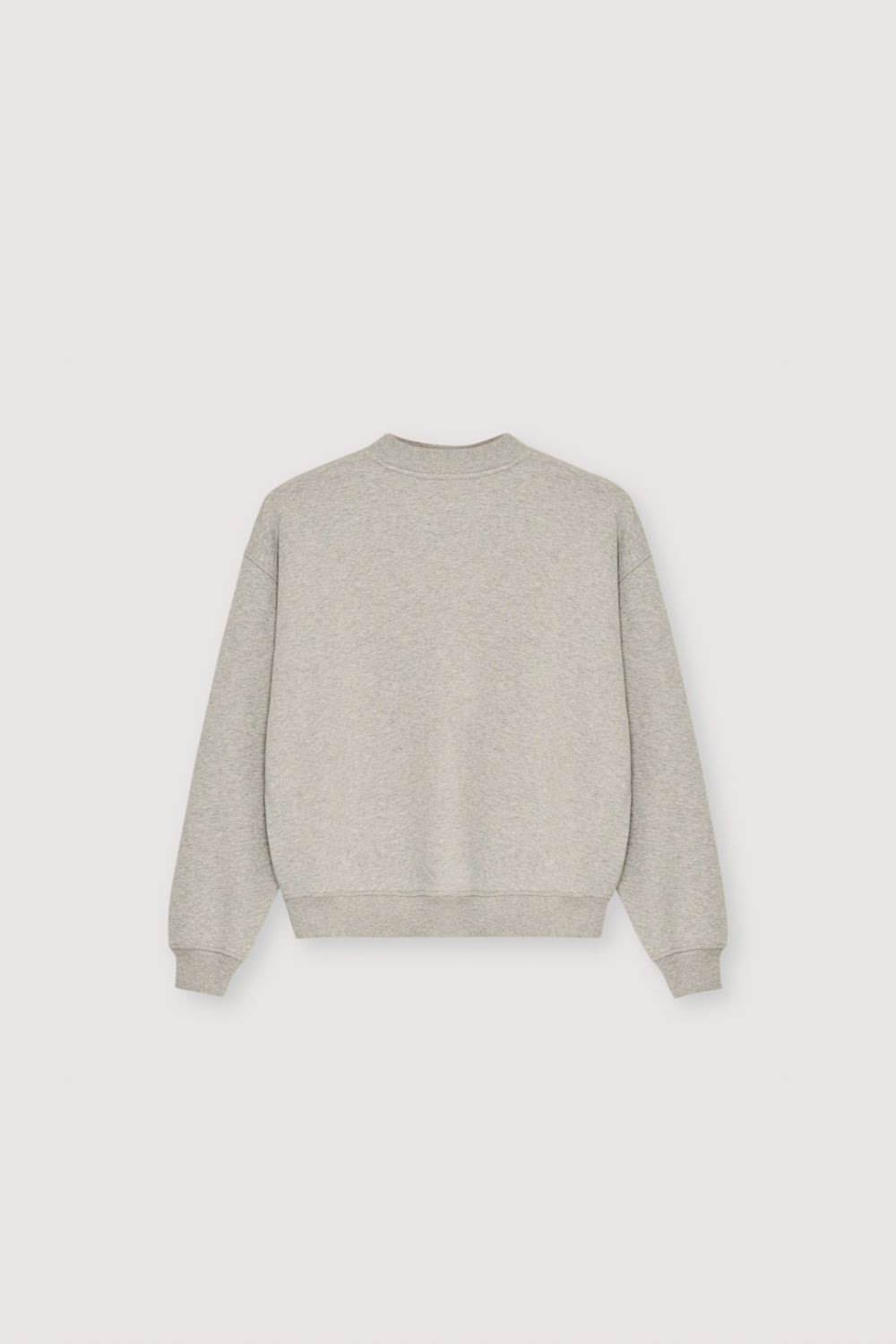 This fleece sweatshirt in Stellar Grey Melange features a clean design with a contrasting print on the chest and a ribbed collar for a structured finish