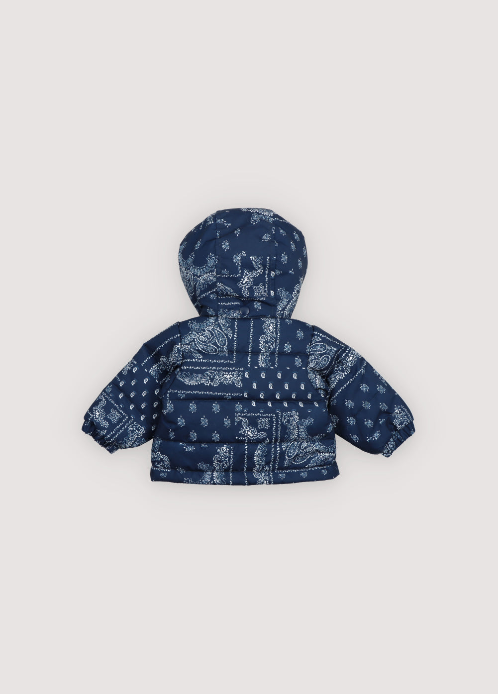 Jacket in outerwear quality with a beautiful bandana print. It features a hood and a front opening with a zipper and buttons.