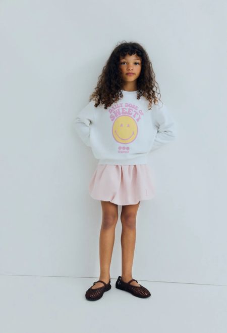Bring fun and comfort to your child’s wardrobe with this white sweatshirt from ‘The New Society’ x SmileyWorld collaboration.