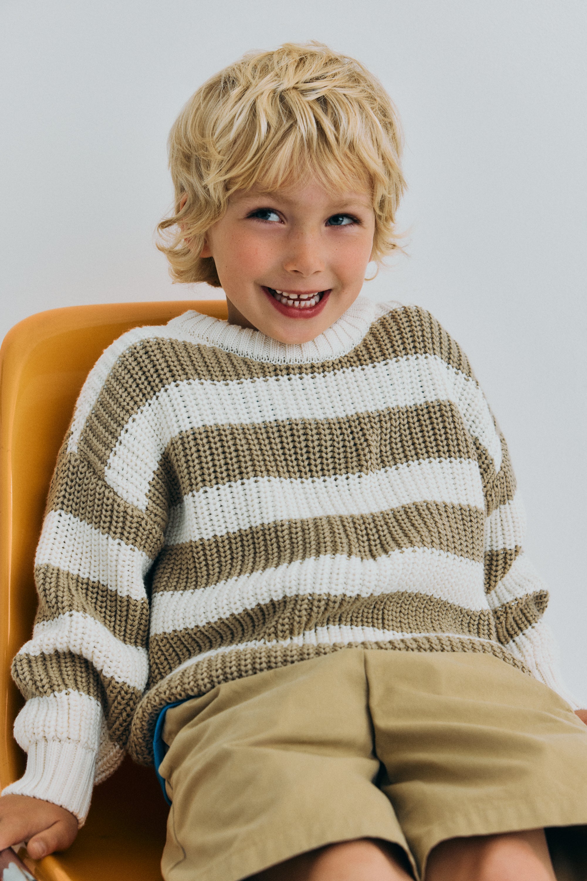 Klassischer Rippstrickpullover mit zweifarbigen Streifen und einer Markenstickerei am gerippten Saum.