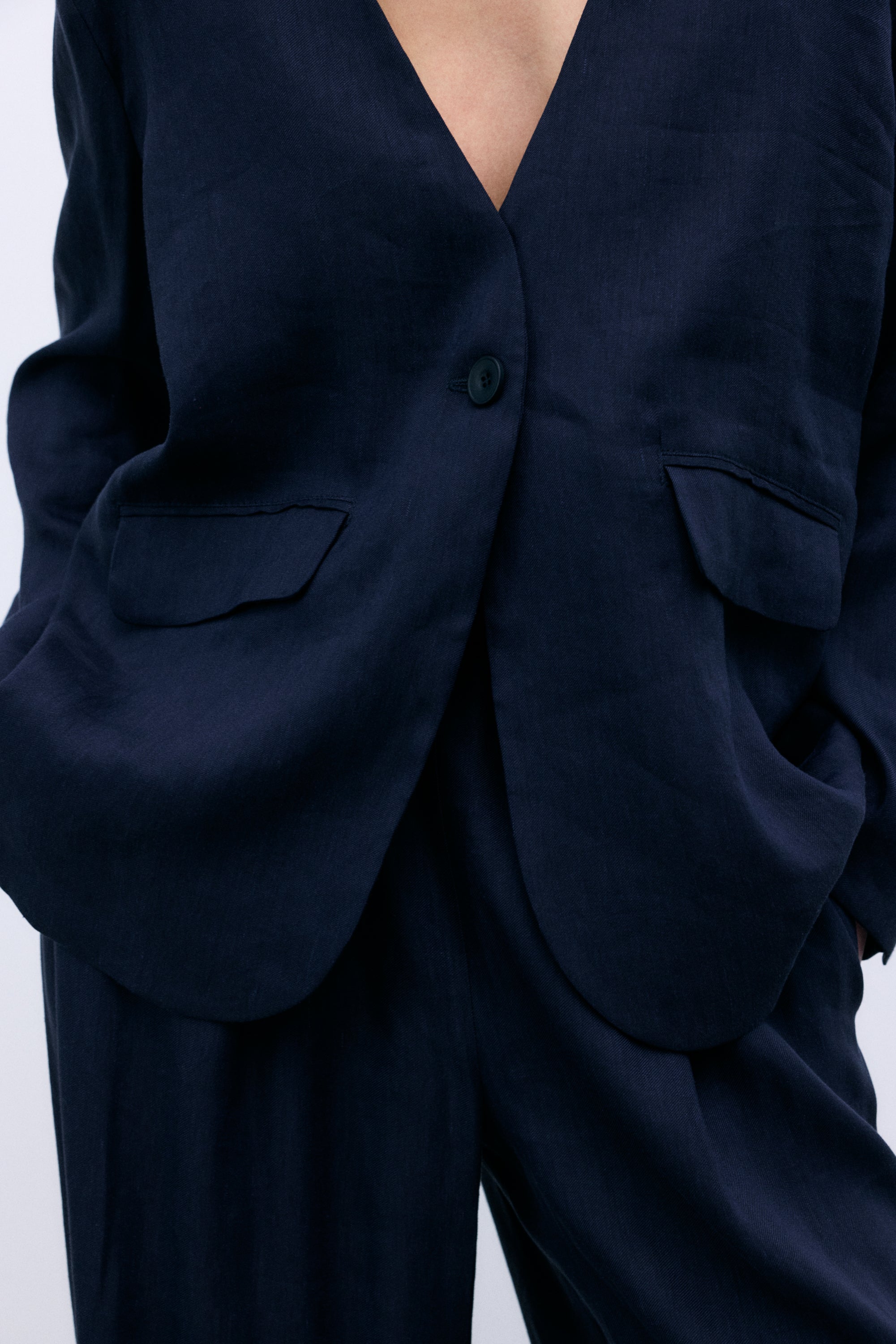 Linen and viscose blazer made in our workshops in Spain. Features a front opening with a notched collar, tone - on-tone button closure, and two front pockets.