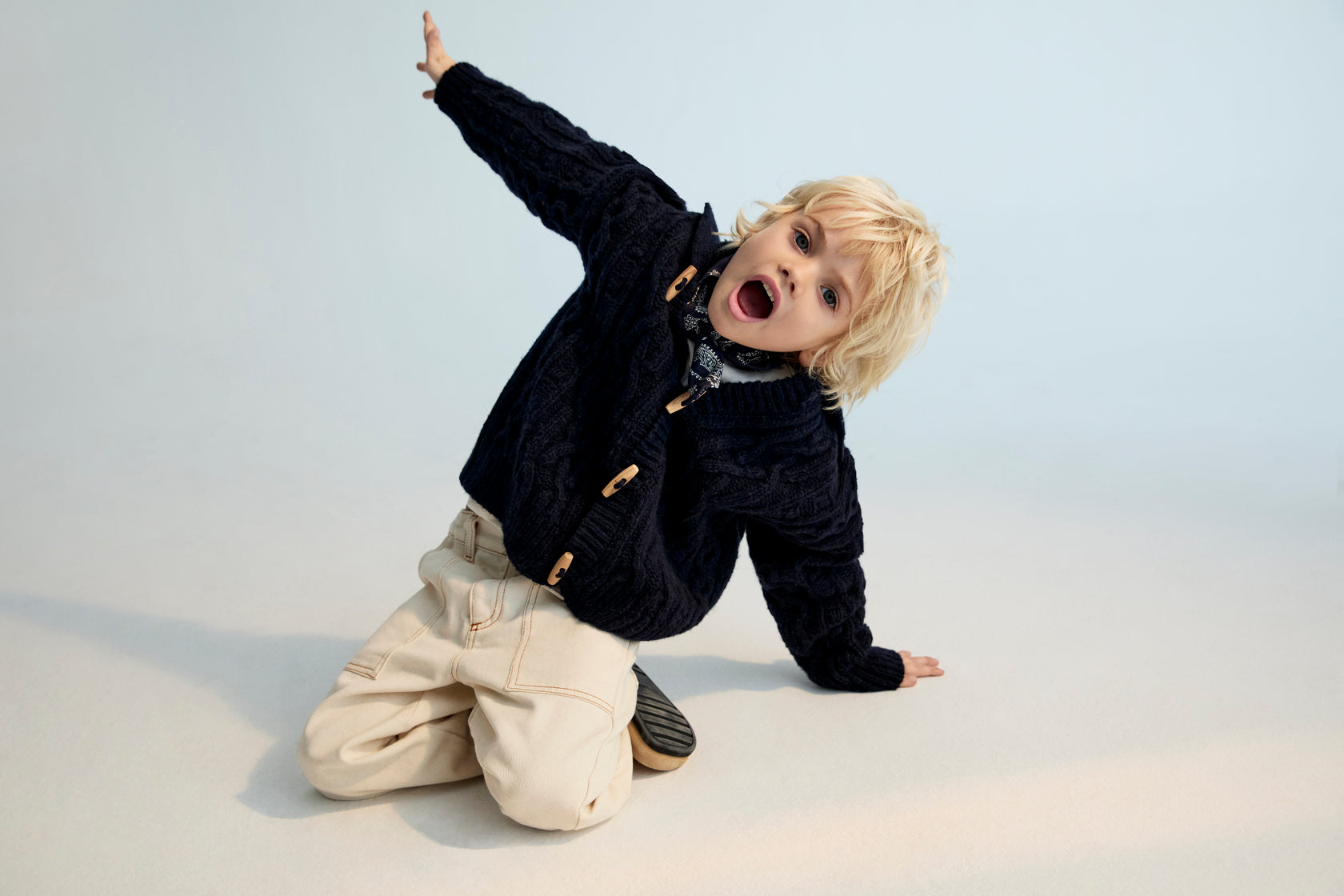 Knitted cardigan with a ribbed collar, cuffs, and hem. Features a front opening with wooden toggles. Made with recycled wool