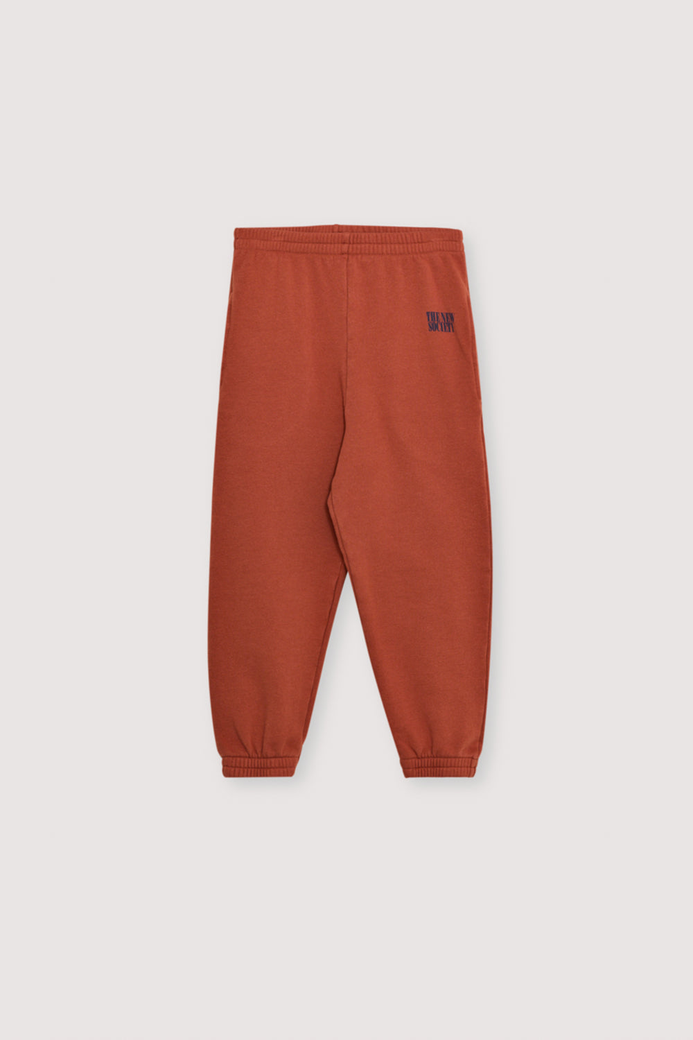 Wide jogging with a forward side seam and side pockets. They feature an elastic waistband and cuffs, with a print detail on the side. Brushed on the inside and outside. It has  a matching sweatshirt to complete the look.