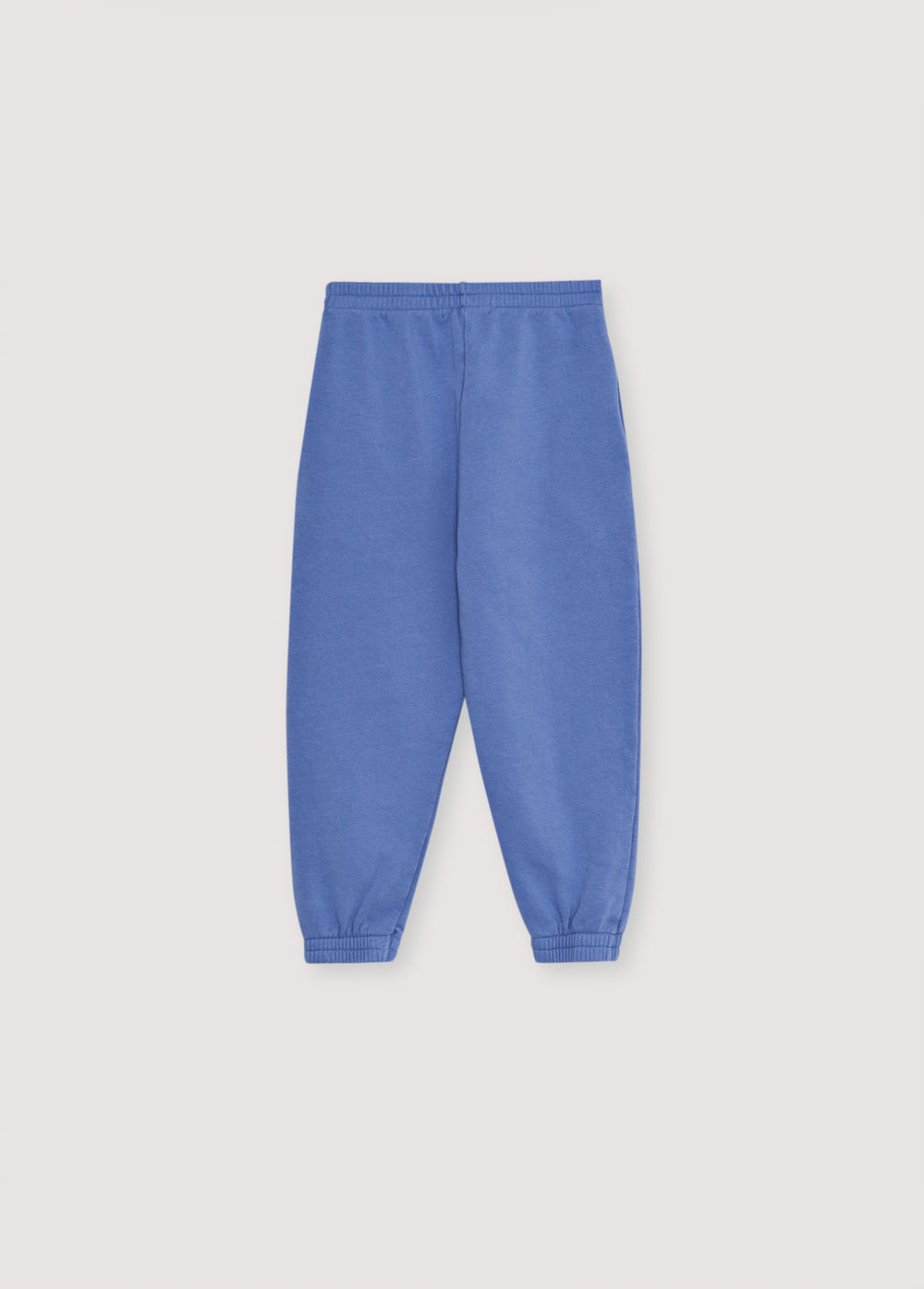 Wide jogging with a forward side seam and side pockets. They feature an elastic waistband and cuffs, with a print detail on the side. Brushed on the inside and outside.  It has  a matching sweatshirt to complete the look.