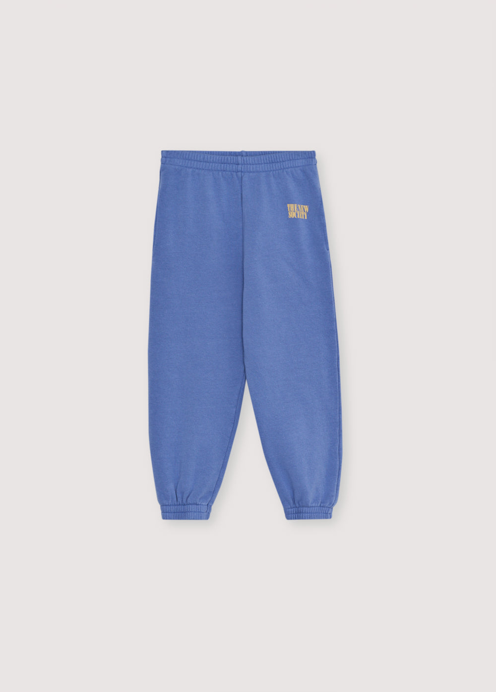 Wide jogging with a forward side seam and side pockets. They feature an elastic waistband and cuffs, with a print detail on the side. Brushed on the inside and outside.  It has  a matching sweatshirt to complete the look.