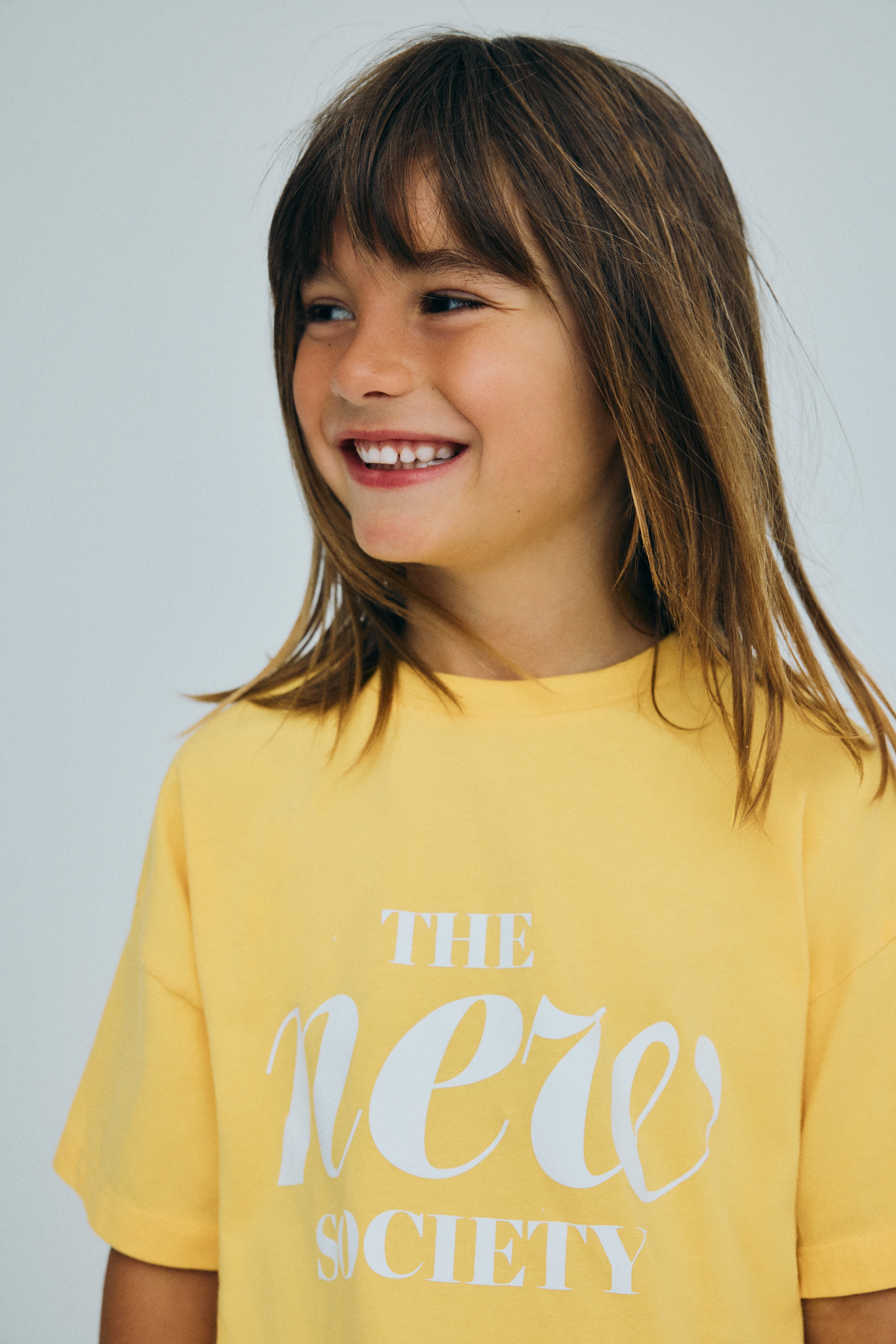 Weiches T-Shirt aus 100 % Baumwolljersey in einer hübschen Sommerfarbe mit kontrastierendem Frontdruck. Perfekt gepaart mit dem passenden Sweatshirt.