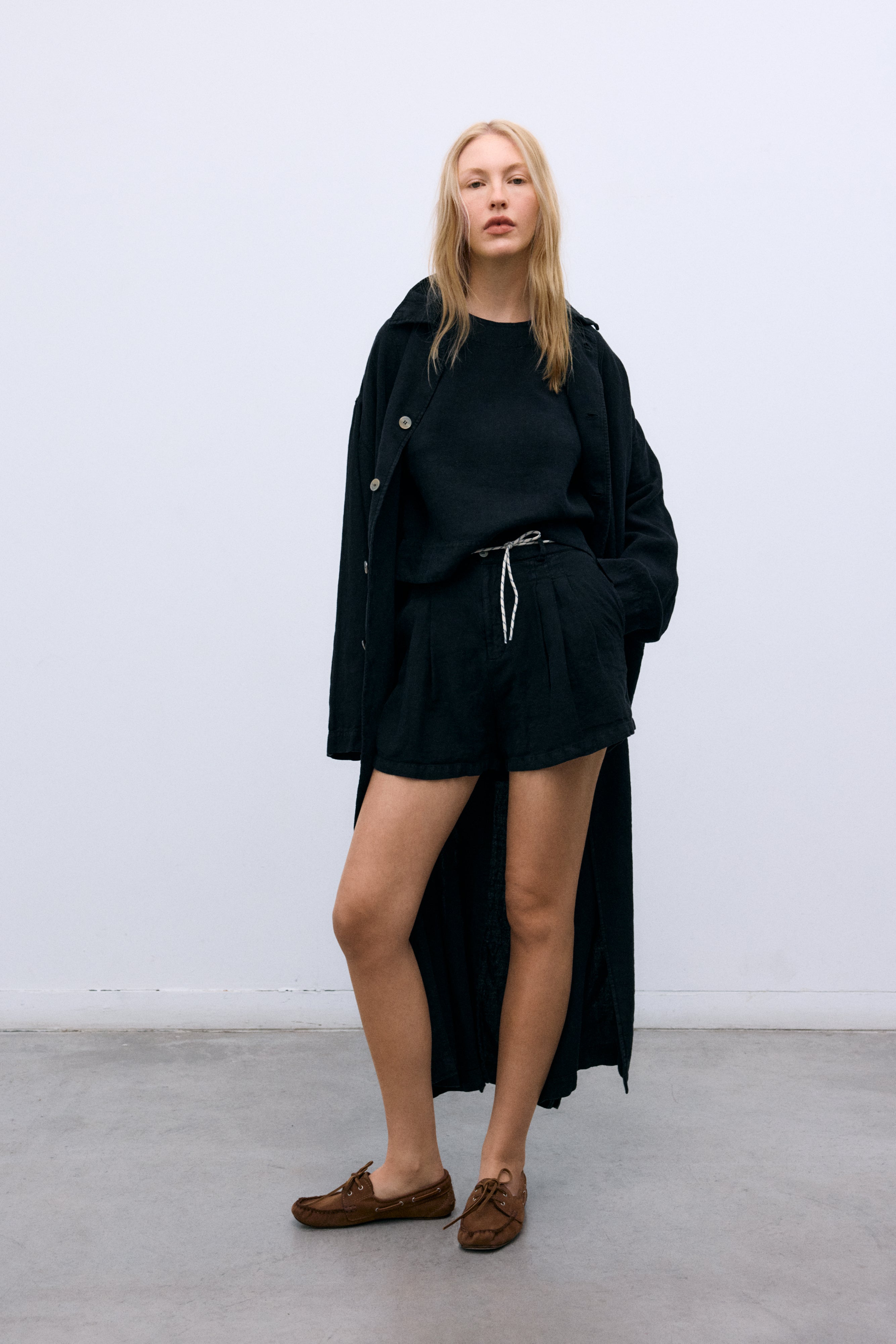 Linen top with a soft, delicate finish, crafted in Portugal. Features a back keyhole opening with button closure and is available in various colours, perfect to pair with other pieces from the collection.