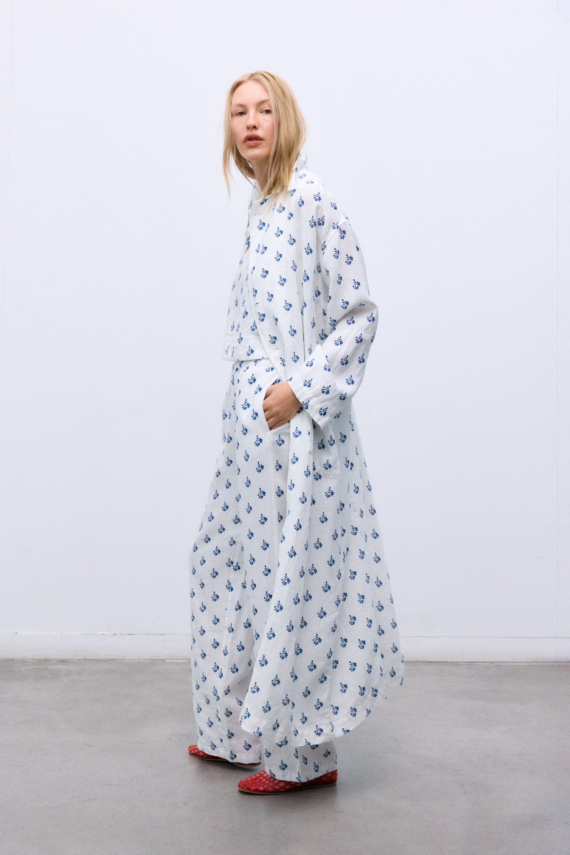 Elevate your wardrobe with this oversized trench, crafted from 100% linen for a lightweight, breathable feel.