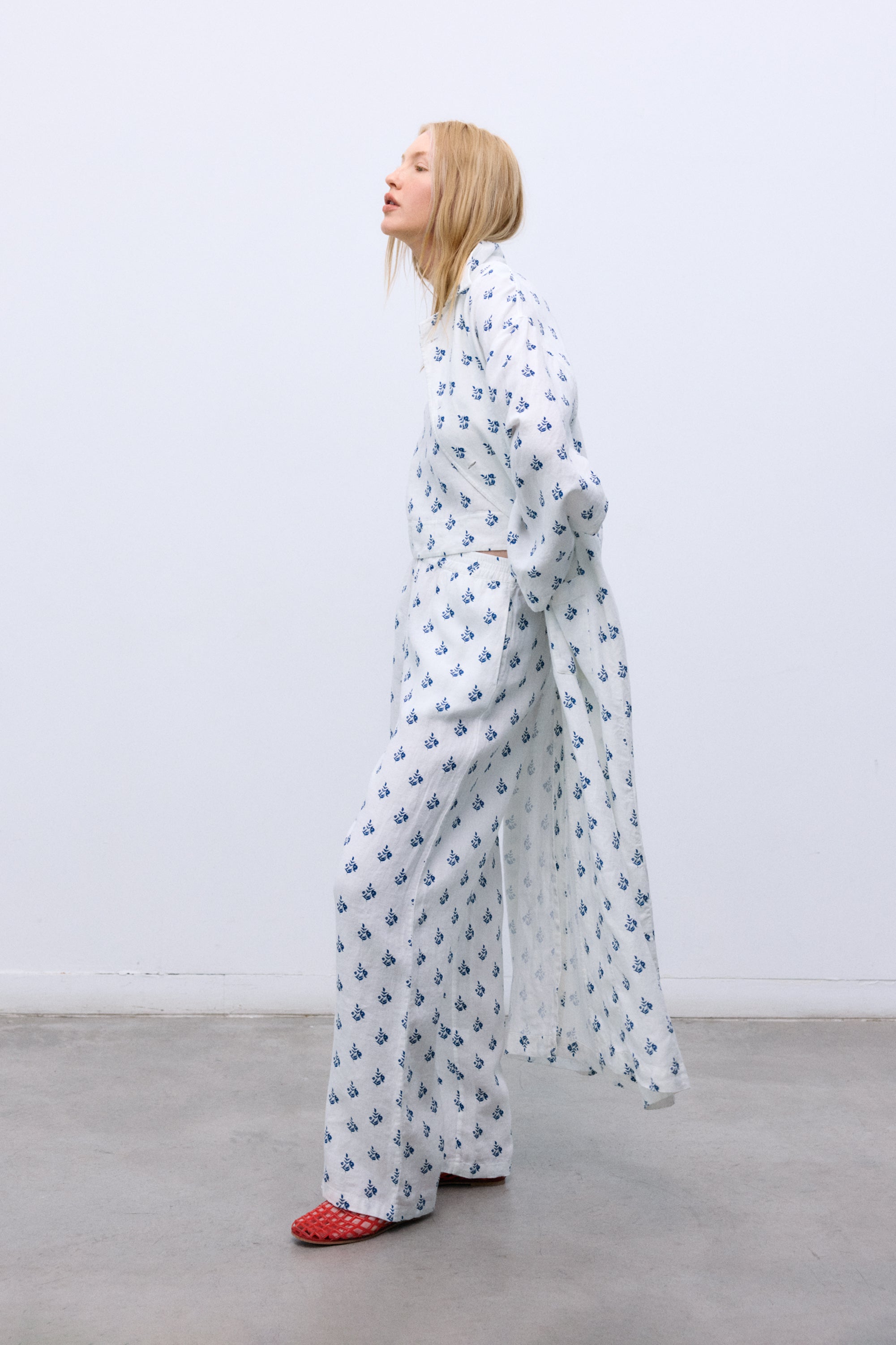 Elevate your wardrobe with this oversized trench, crafted from 100% linen for a lightweight, breathable feel.