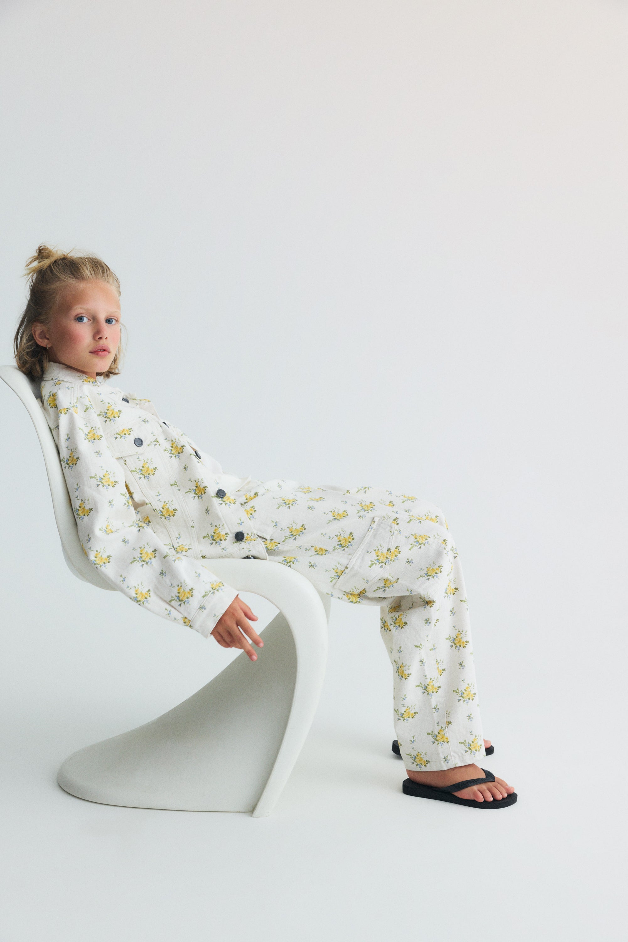 Teen cargo pants from the new collection crafted from organic denim cotton with one of the most beautiful floral prints of the season.