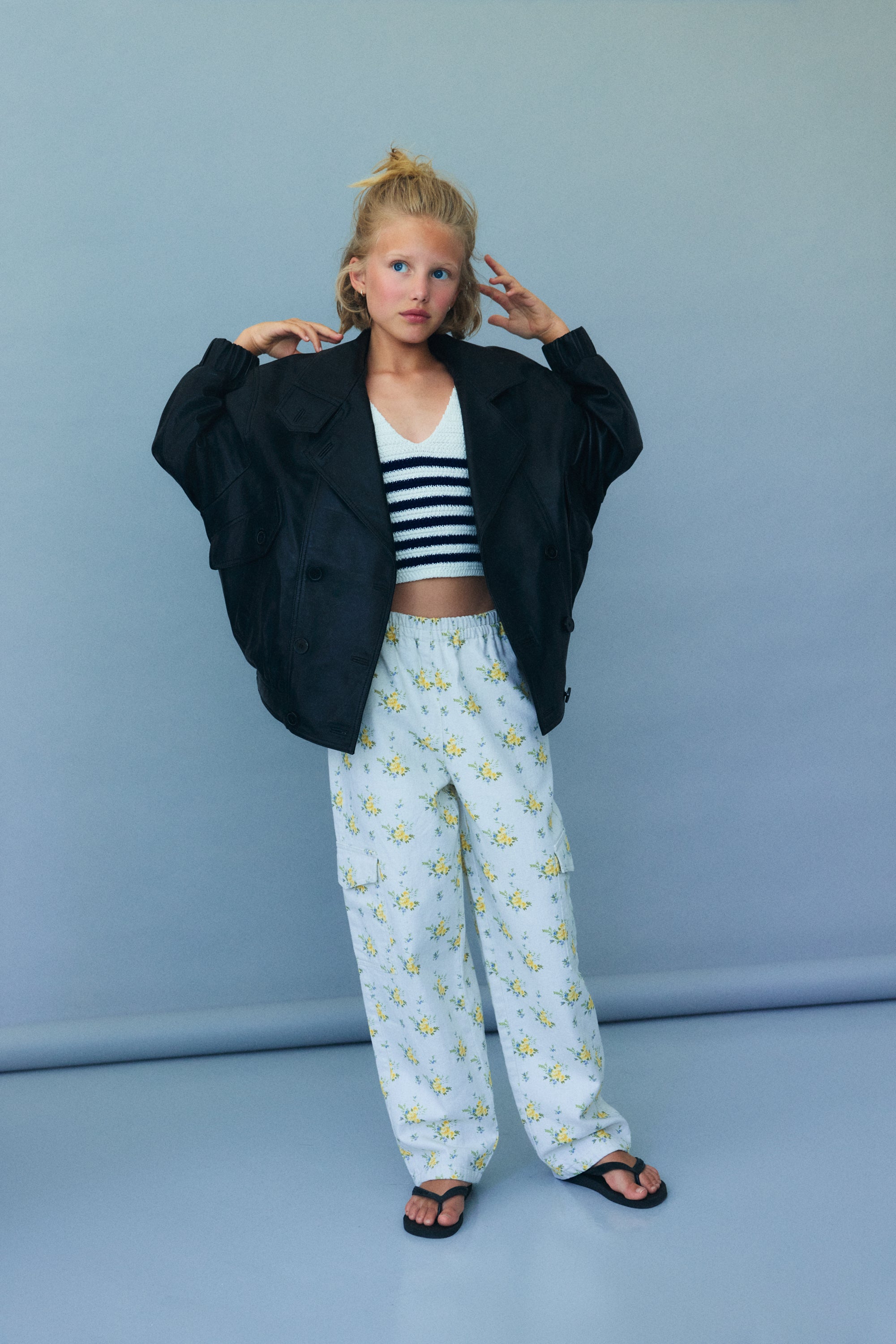 Teen cargo pants from the new collection crafted from organic denim cotton with one of the most beautiful floral prints of the season.