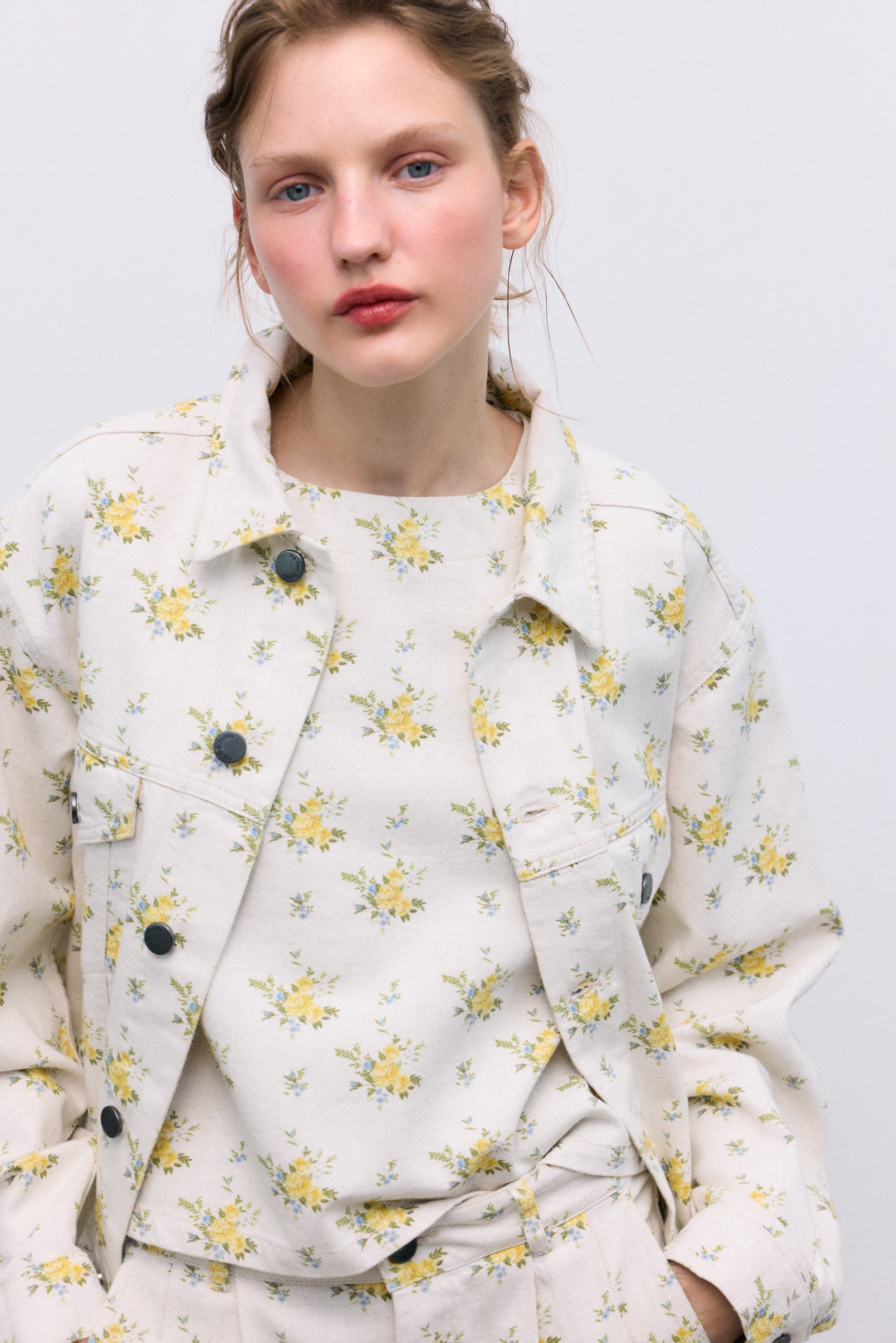 Oversized Denim Jacket in Organic Cotton
Elevate your look with this oversized denim jacket, crafted from organic cotton and linen