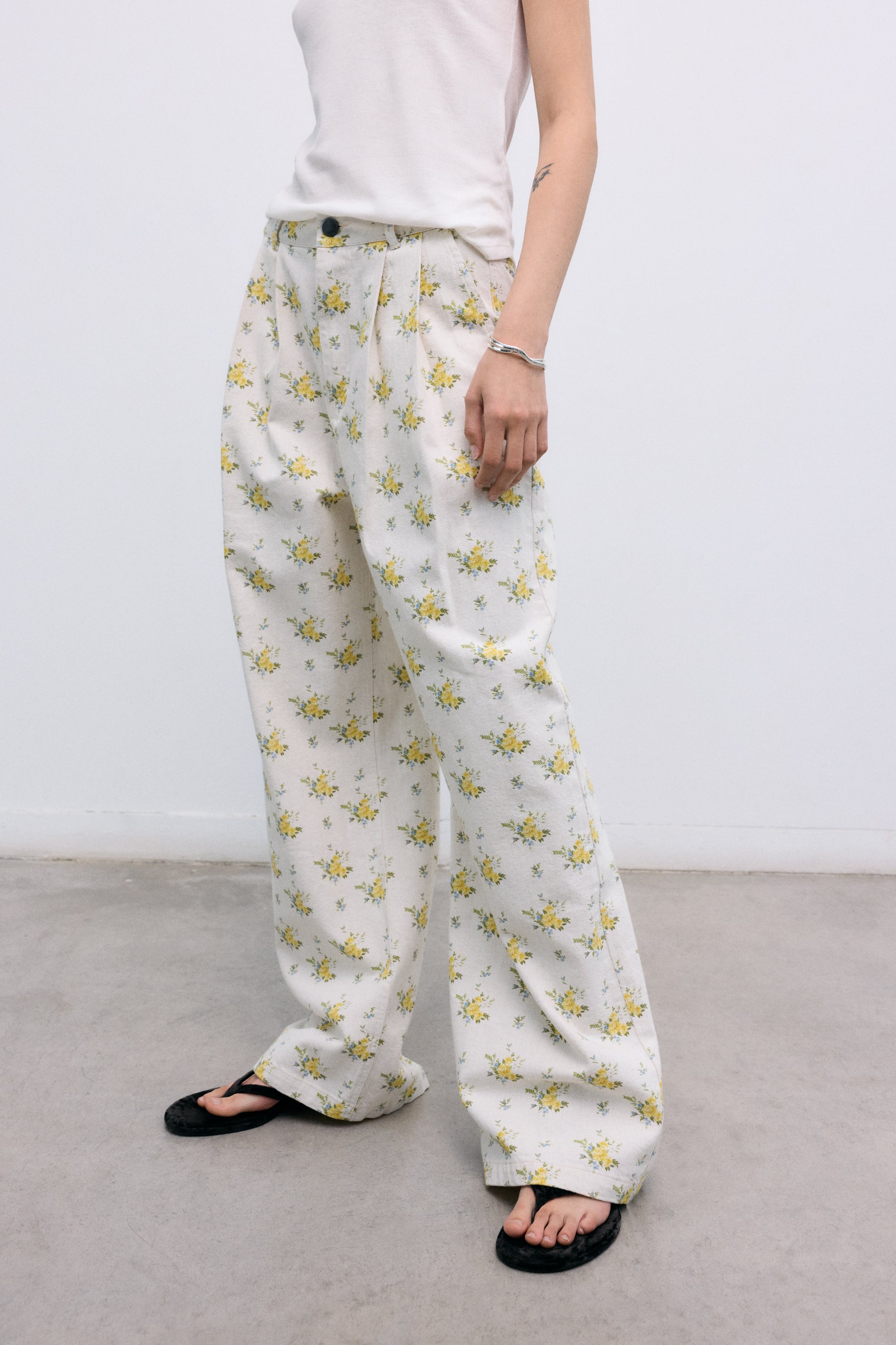 Pleated Denim Pants in Organic Cotton
Our classic pleated silhouette is reimagined in a refined organic cotton denim, featuring a beautiful floral print. 