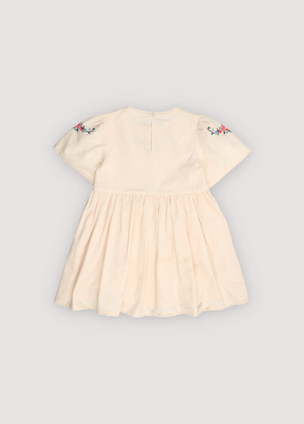 柔らかなコットン素材のドレス。ギャザーウエストと半袖で、快適でフェミニンなシルエットを作り出します。