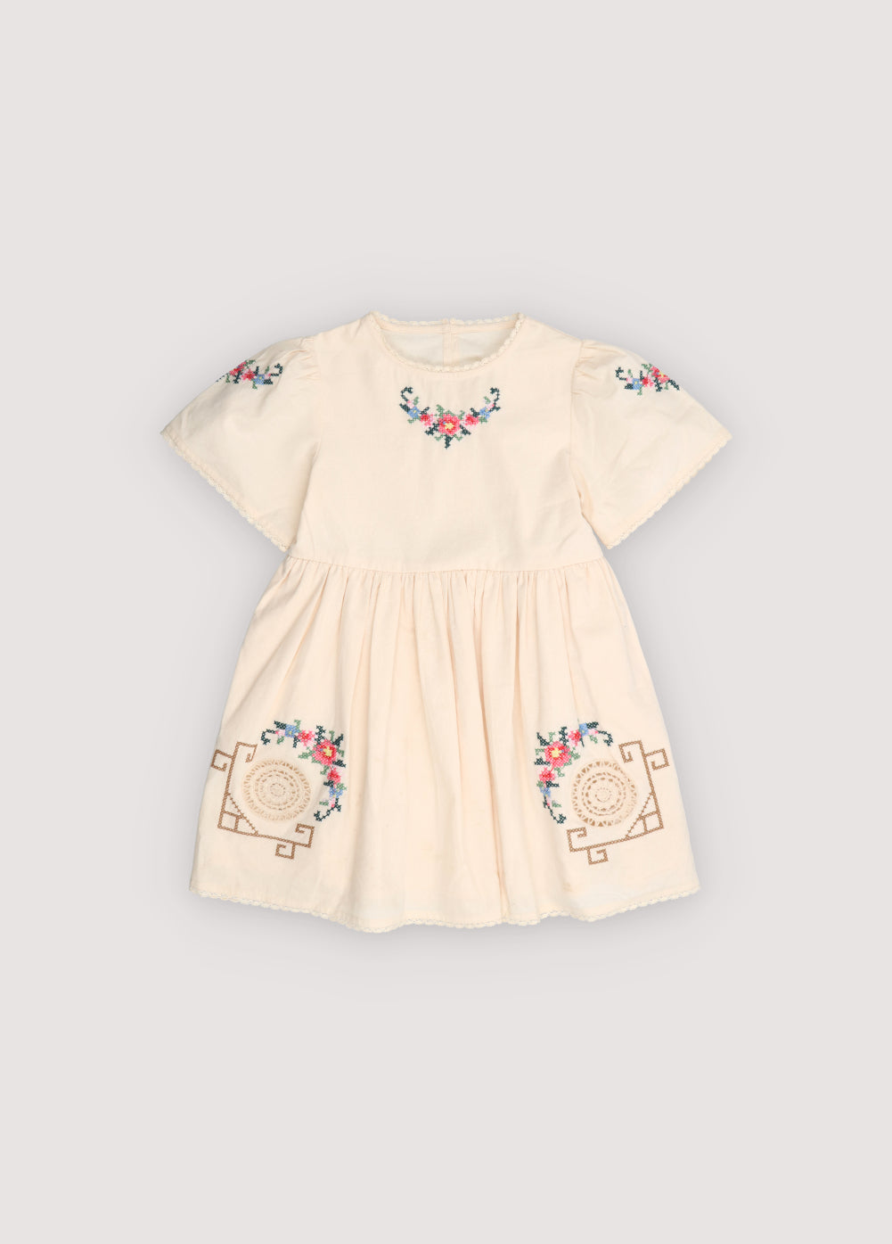 柔らかなコットン素材のドレス。ギャザーウエストと半袖で、快適でフェミニンなシルエットを作り出します。