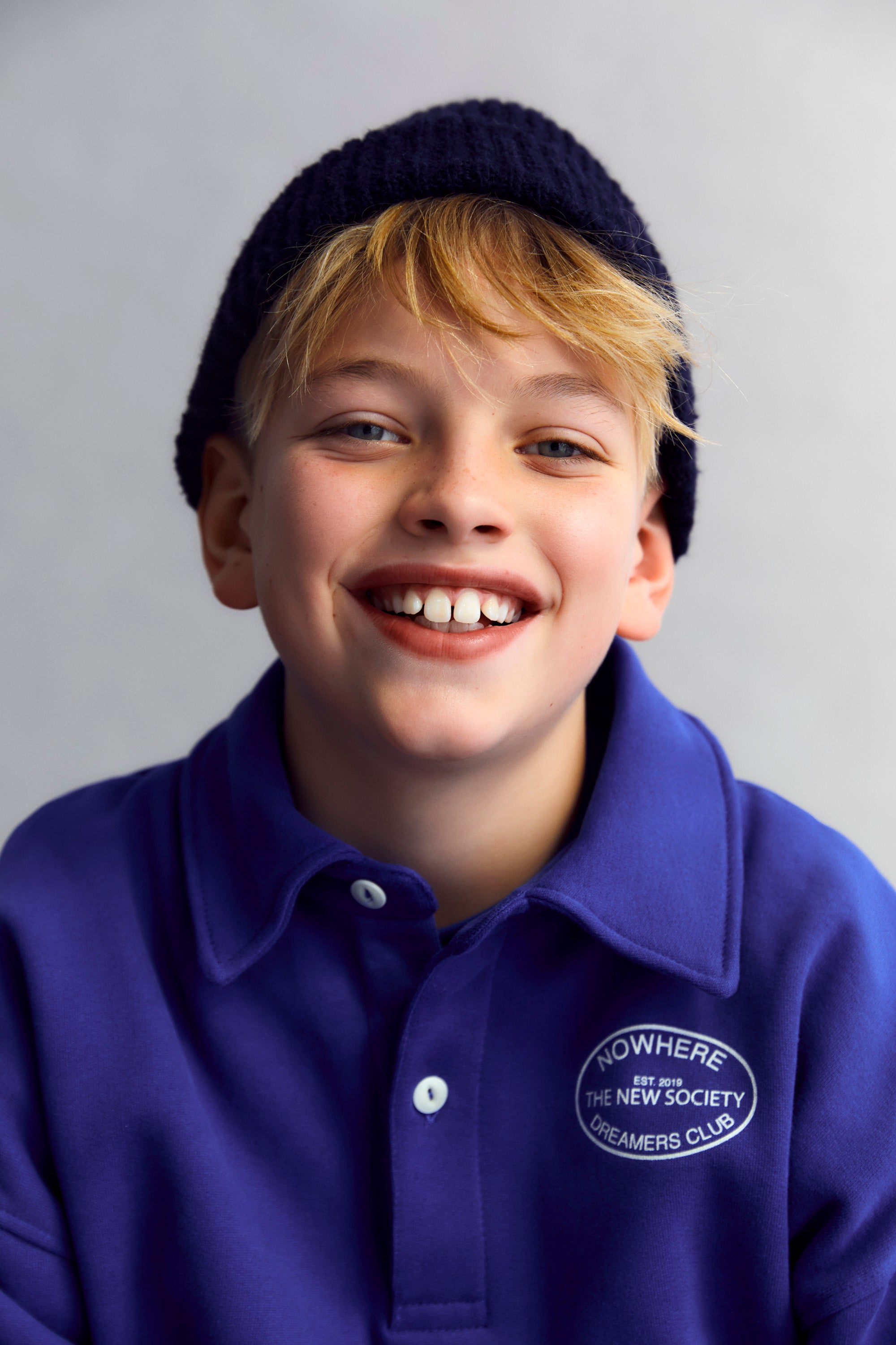 Fleece polo brushed inside and outside with a contrasting print on the front and a large print on the back. Pair with the matching t-shirt and joggers to complete the look. Brushed on the inside and outside.