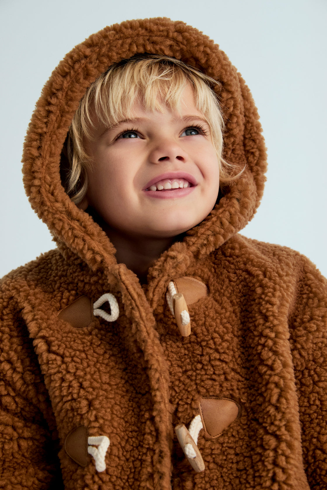 Coat with a hood and front closure with wooden toggles. It features side pockets and an interior with plaid flannel check fabric.