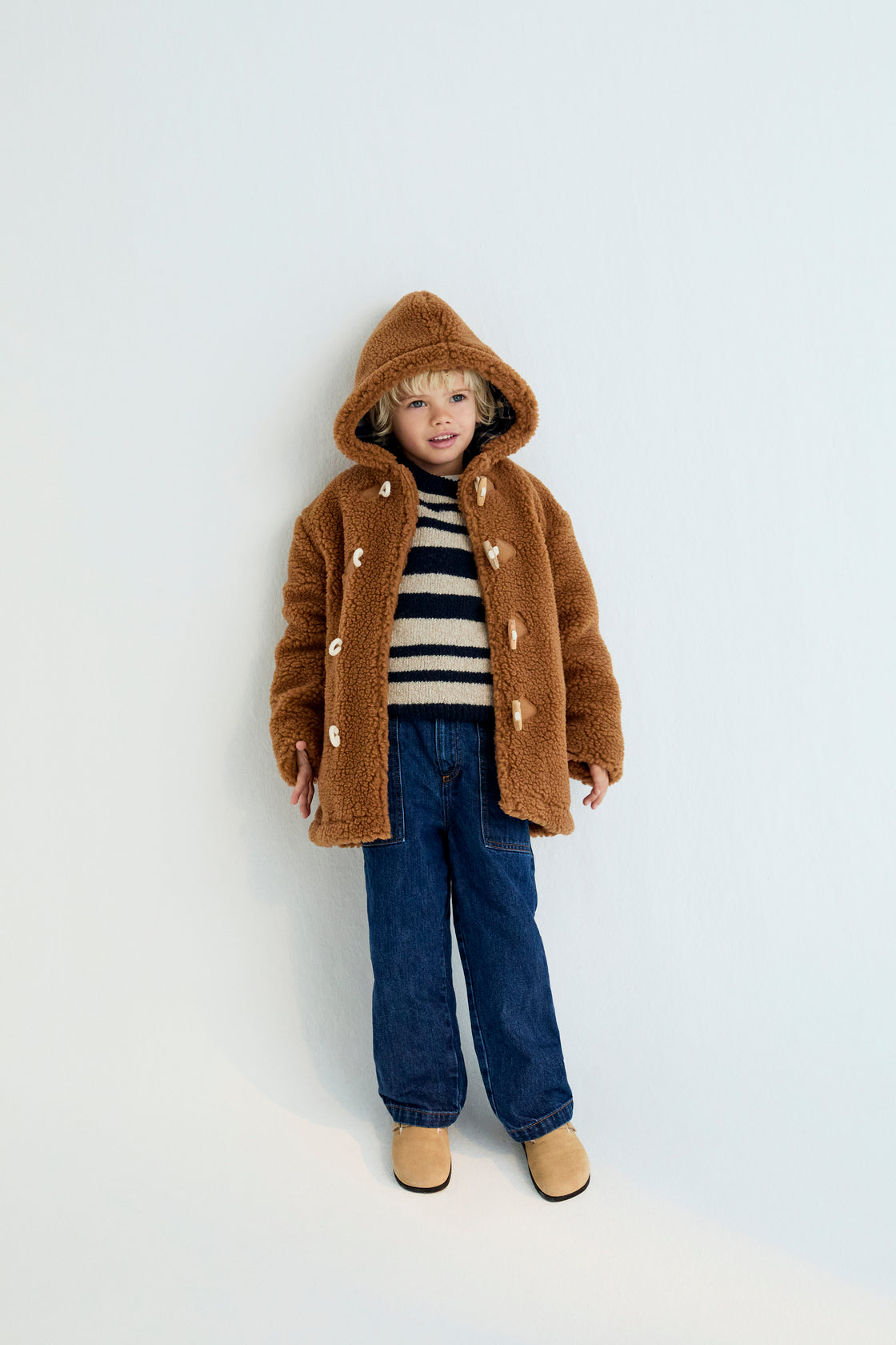 Coat with a hood and front closure with wooden toggles. It features side pockets and an interior with plaid flannel check fabric.