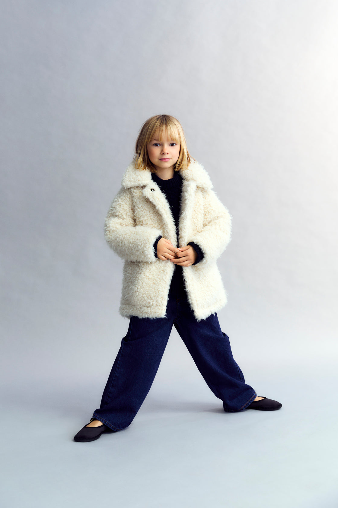 Coat with a collar and front closure with tone-on-tone snaps. It features side pockets and an interior cotton lining with a leopard print detail.