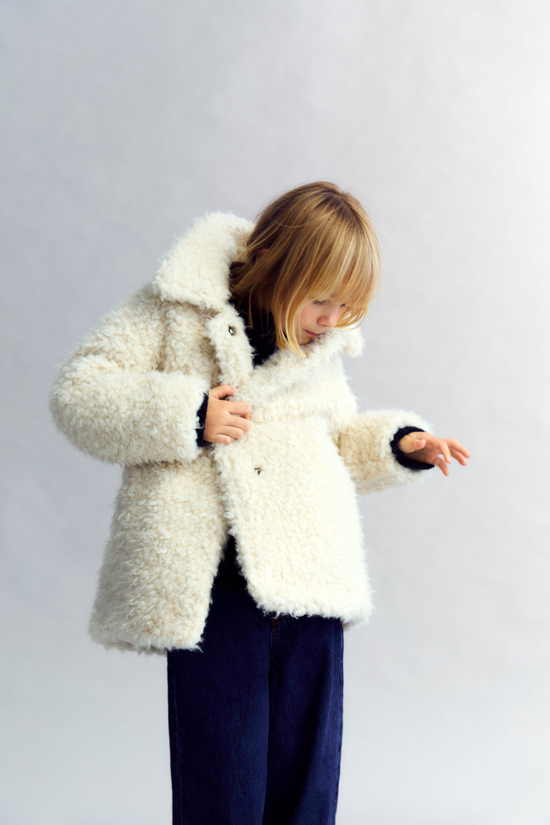 Coat with a collar and front closure with tone-on-tone snaps. It features side pockets and an interior cotton lining with a leopard print detail.