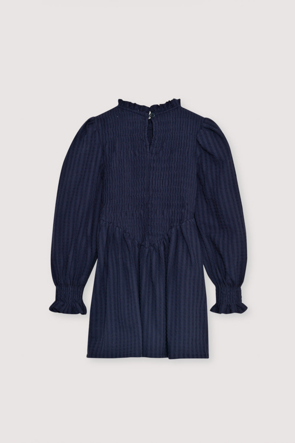 Short seersucker dress with a smocked bodice and V-shaped finish. It features puffed sleeves and a round neckline with a ruffle detail.