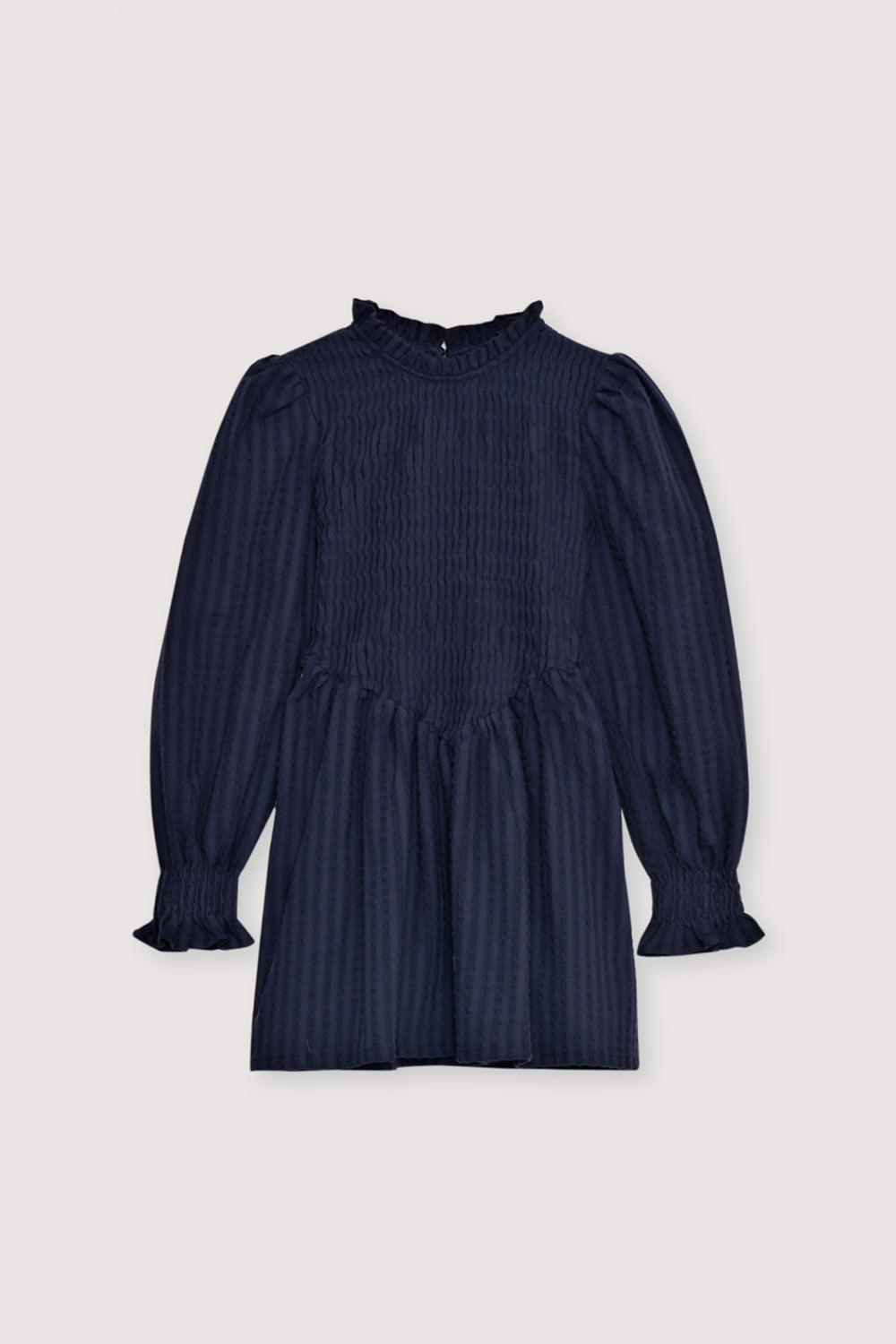 Short seersucker dress with a smocked bodice and V-shaped finish. It features puffed sleeves and a round neckline with a ruffle detail.