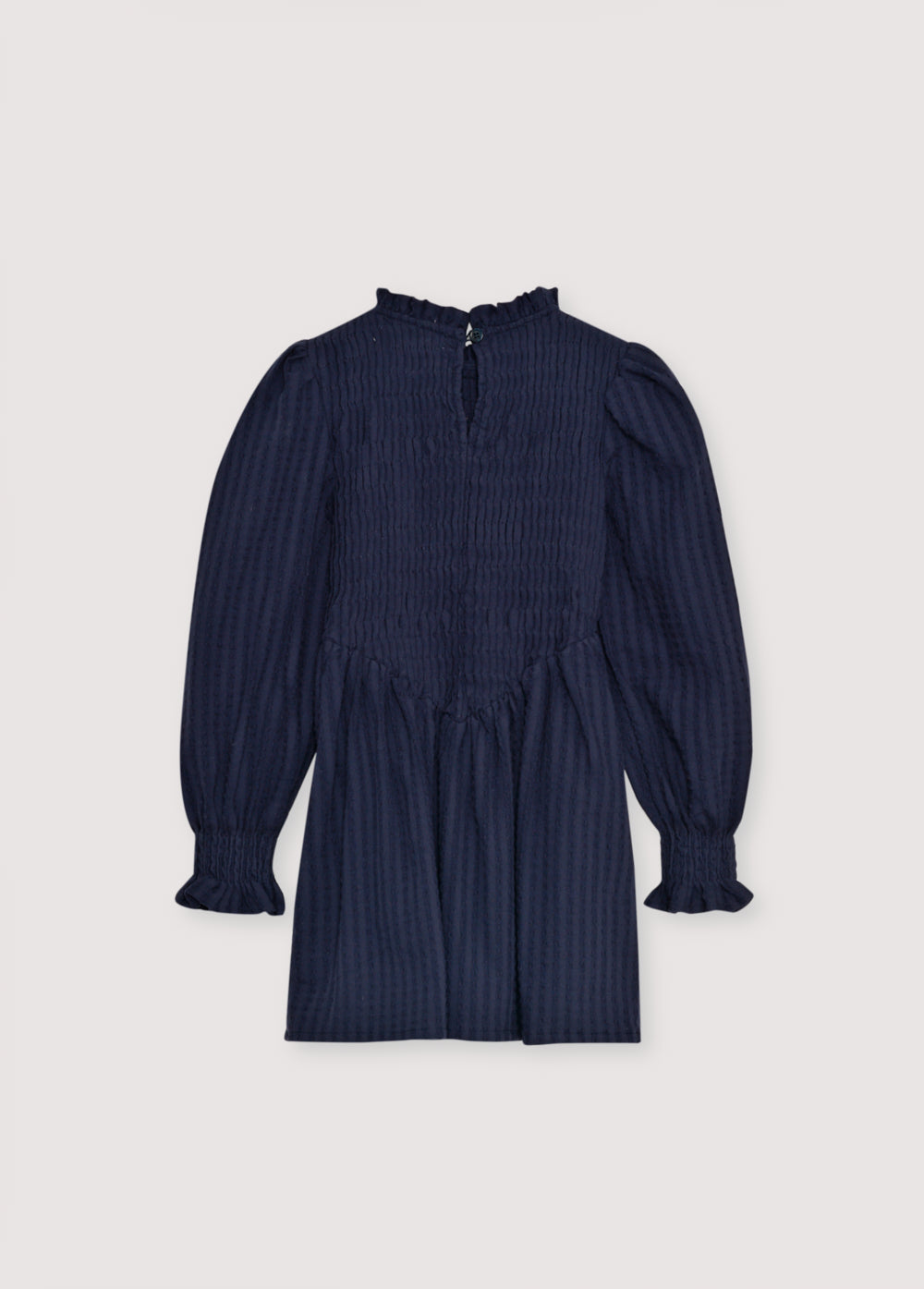 Short seersucker dress with a smocked bodice and V-shaped finish. It features puffed sleeves and a round neckline with a ruffle detail.