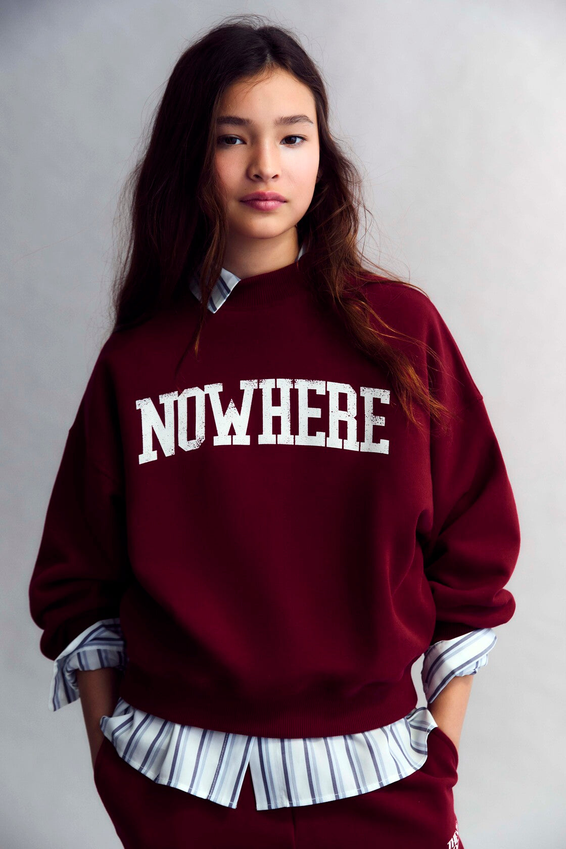 Crop-style sweatshirt with a ribbed high neck and a NOWHERE print detail on the front. Brushed on the inside and outside.