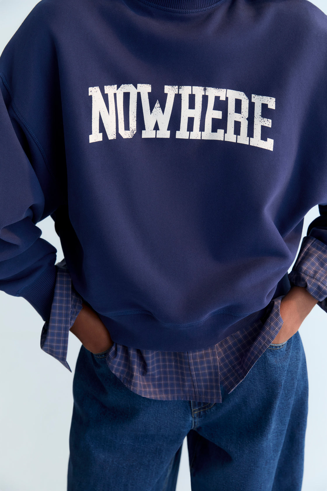 Crop-style sweatshirt with a ribbed high neck and a NOWHERE print detail on the front. Brushed on the inside and outside.