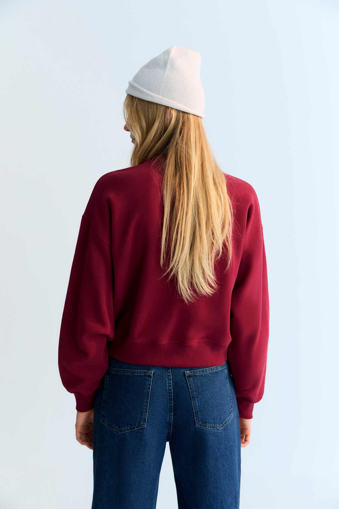 Crop-style sweatshirt with a ribbed high neck and a NOWHERE print detail on the front. Brushed on the inside and outside.