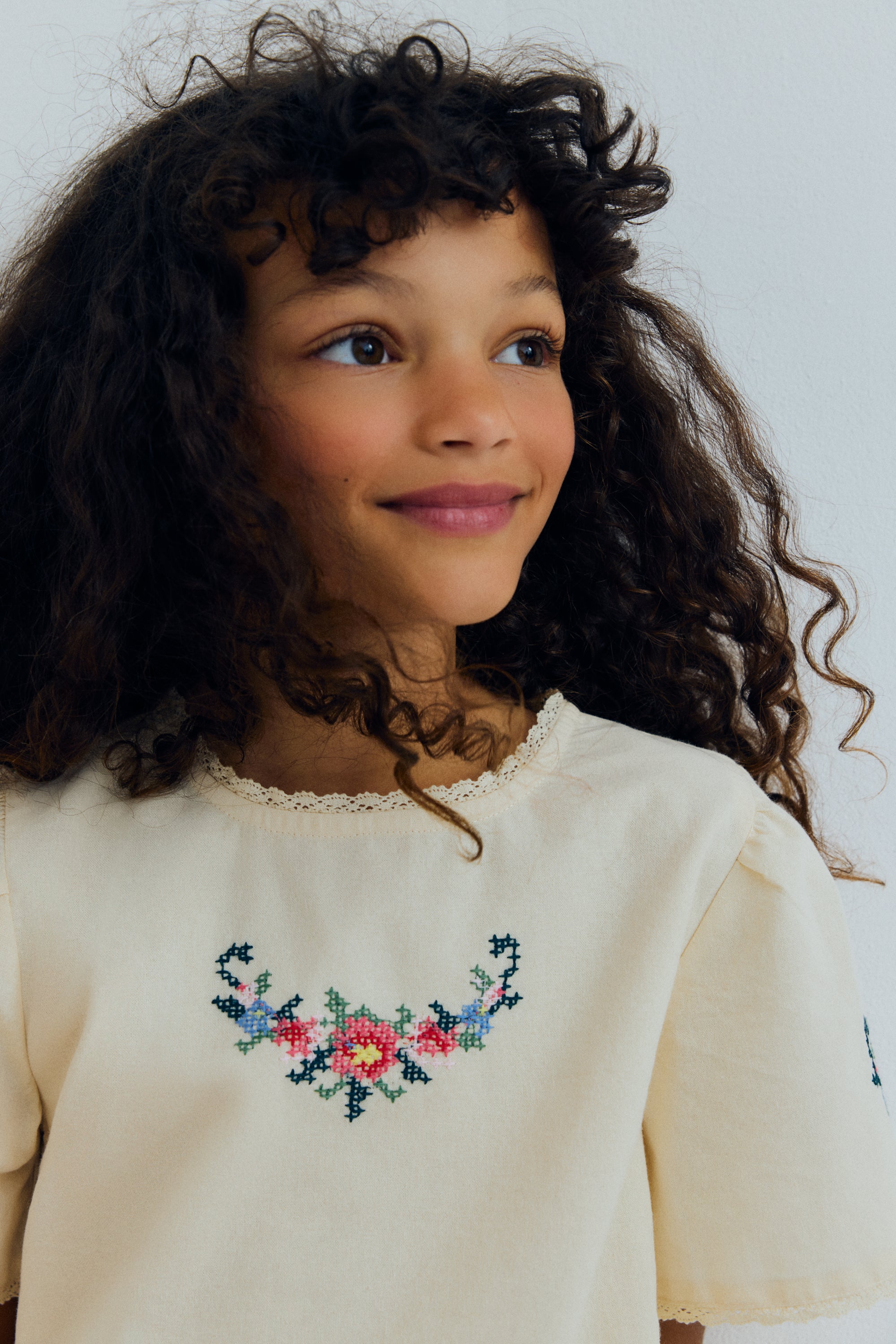 Blouse in soft cotton featuring beautiful fine embroidery details on the front and sleeves, adding a delicate and refined touch.
