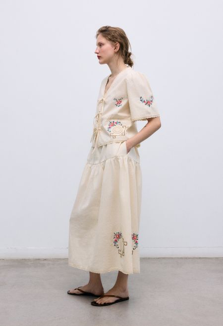 Crafted from soft cotton, this skirt features a gathered silhouette with panel cuts for a flowing, voluminous look