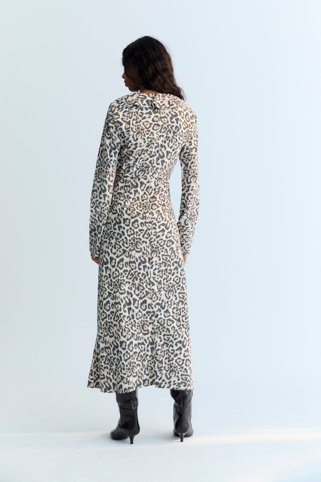 This long dress in our signature Nelia leopard print features a flattering V-neckline, delicate ruffle accents, and a tie closure at the front. The New Society. AW Woman Collection. 