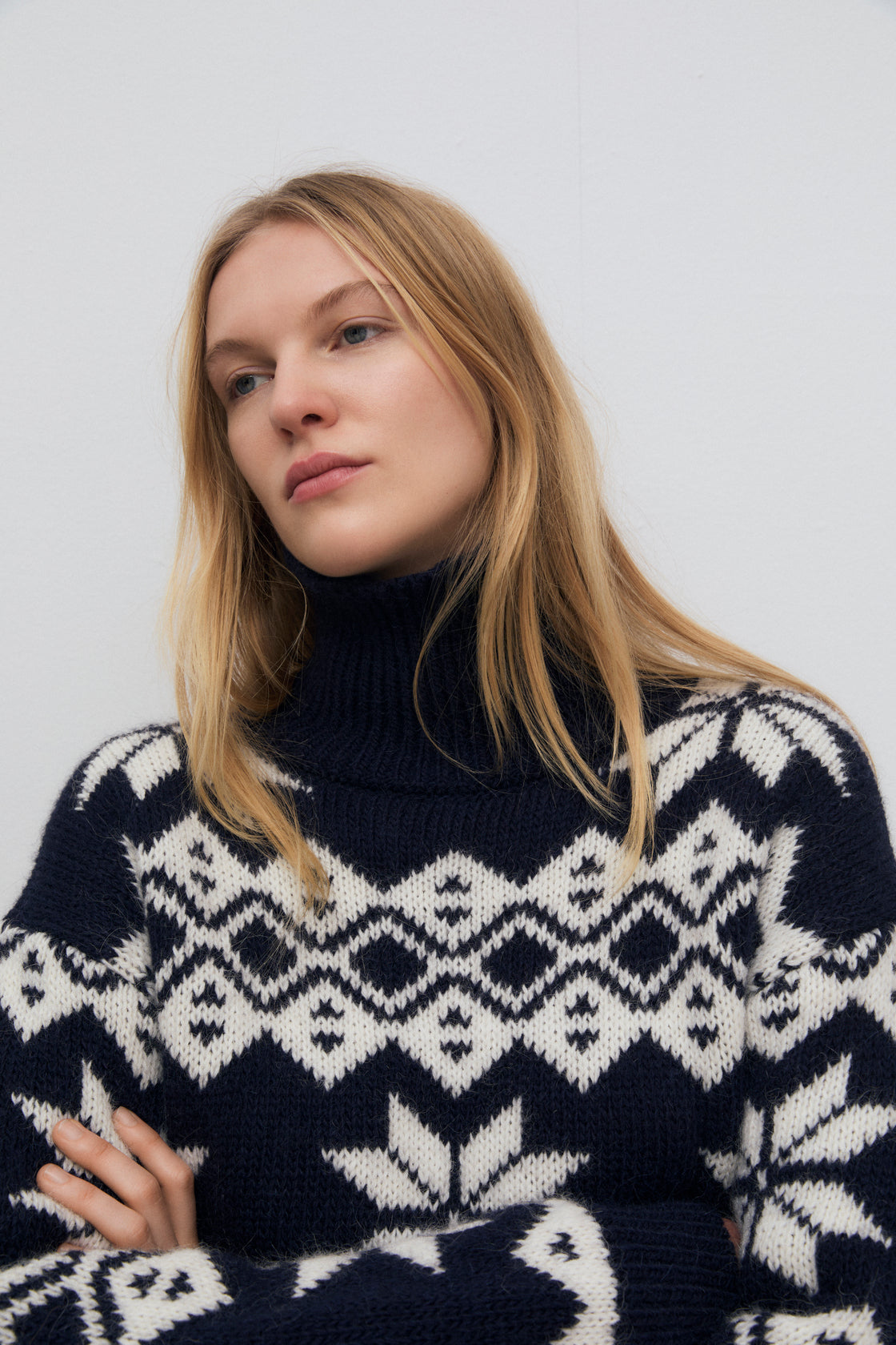 Cropped wide-fit sweater in a luxurious alpaca and wool blend, featuring a high ribbed neck and a beautiful contrasting jacquard pattern.