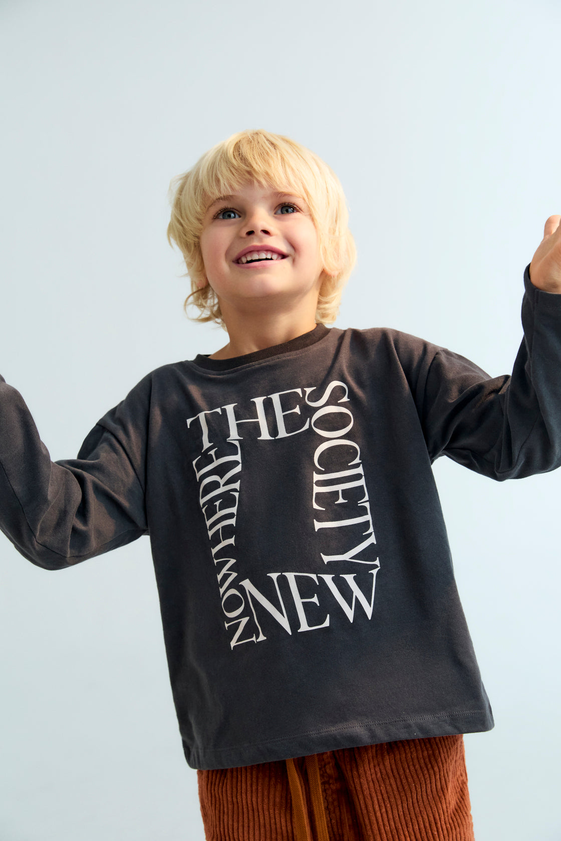 
Long-sleeve t-shirt with a contrasting print on the front  and brushed inside and outside.