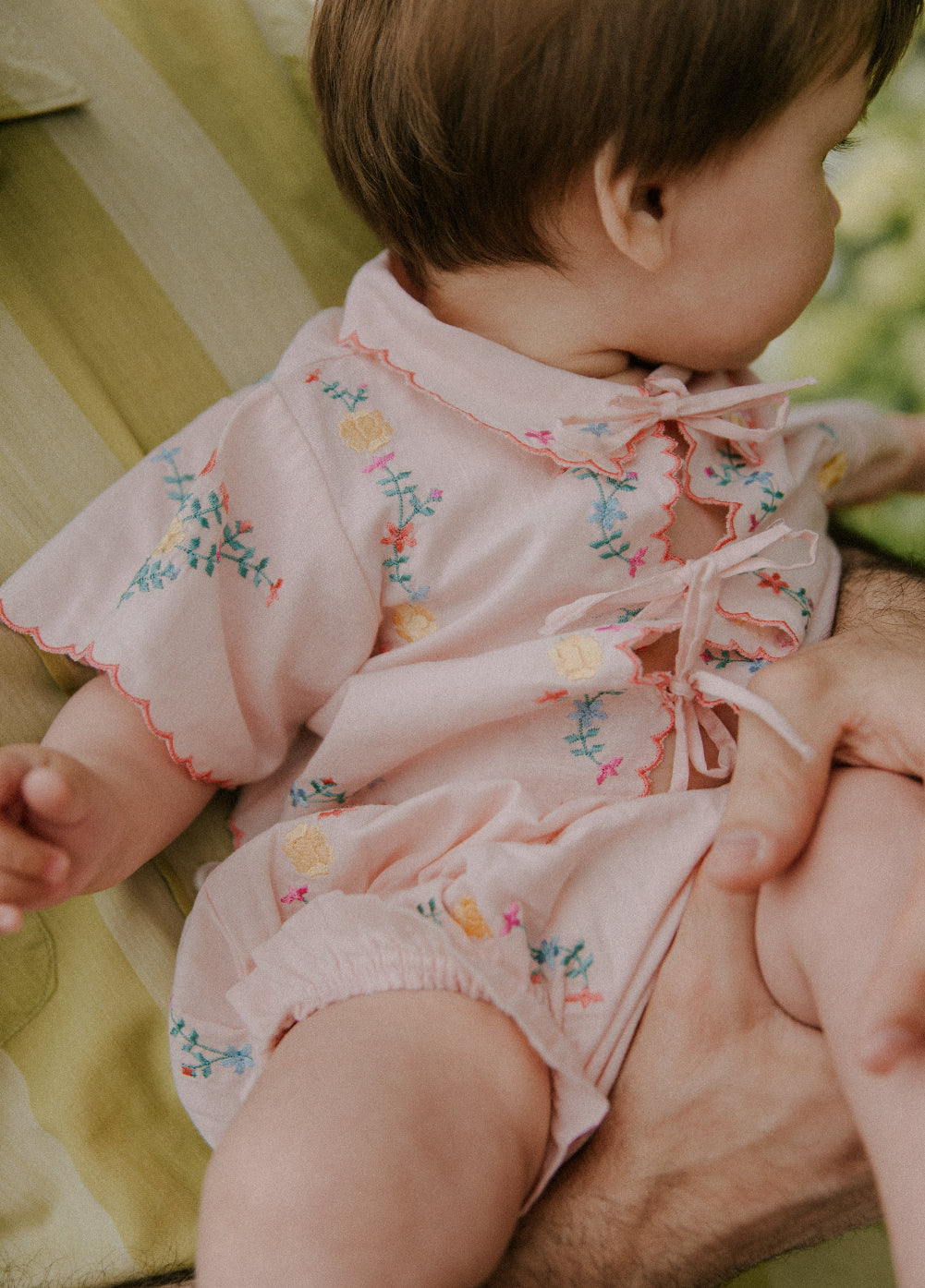 Delicada y suave, esta blusa para bebé 100% algodón, fabricada en Portugal, combina comodidad y estilo encantador.