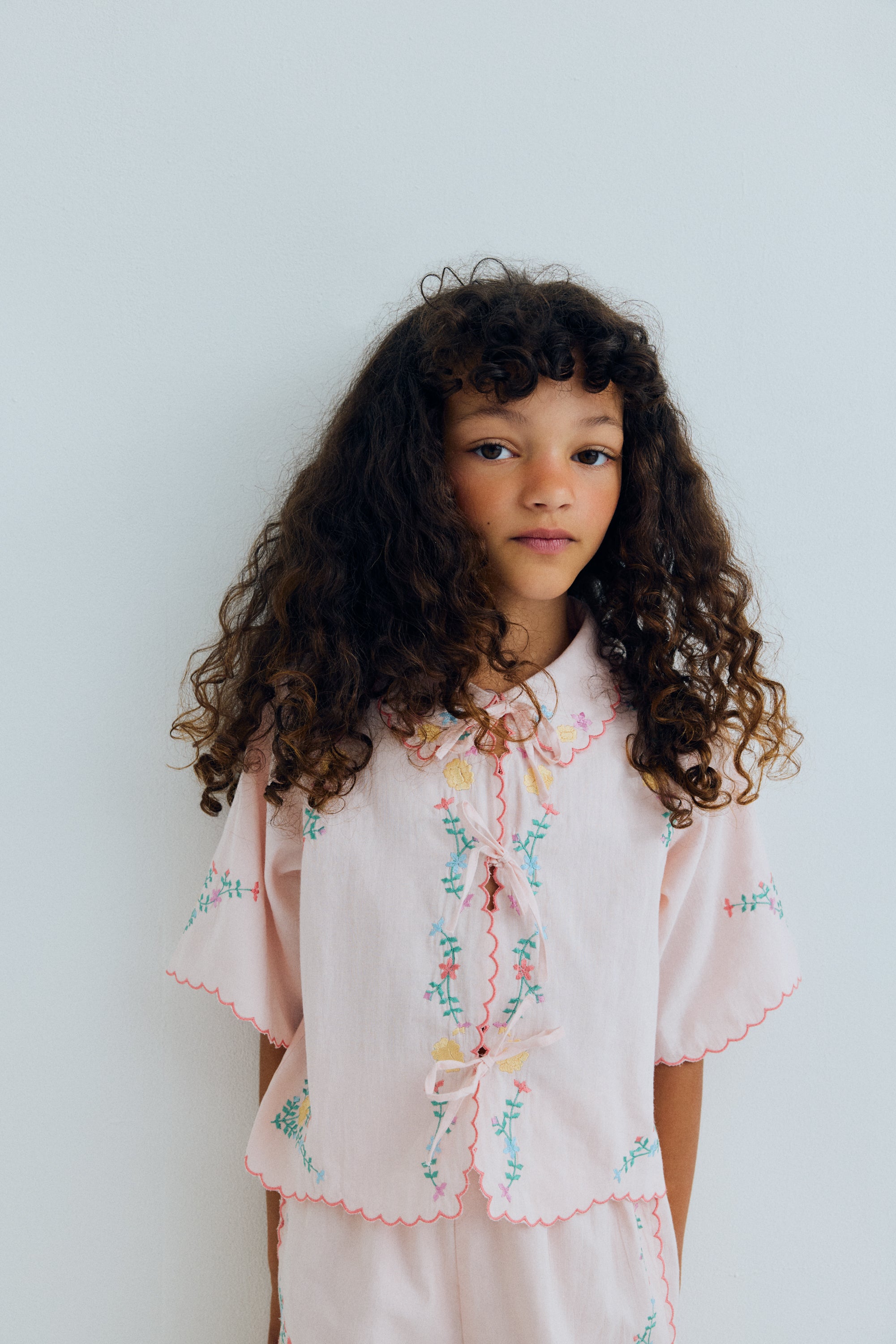 Découvrez le mélange parfait de confort et de style avec cette blouse 100 % coton, fabriquée à la main en Inde.