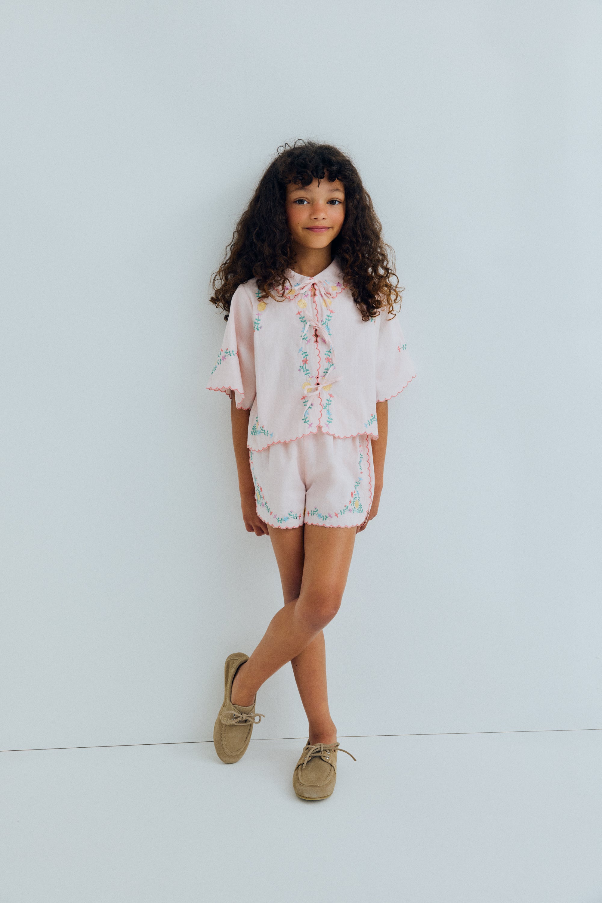 Découvrez le mélange parfait de confort et de style avec cette blouse 100 % coton, fabriquée à la main en Inde.