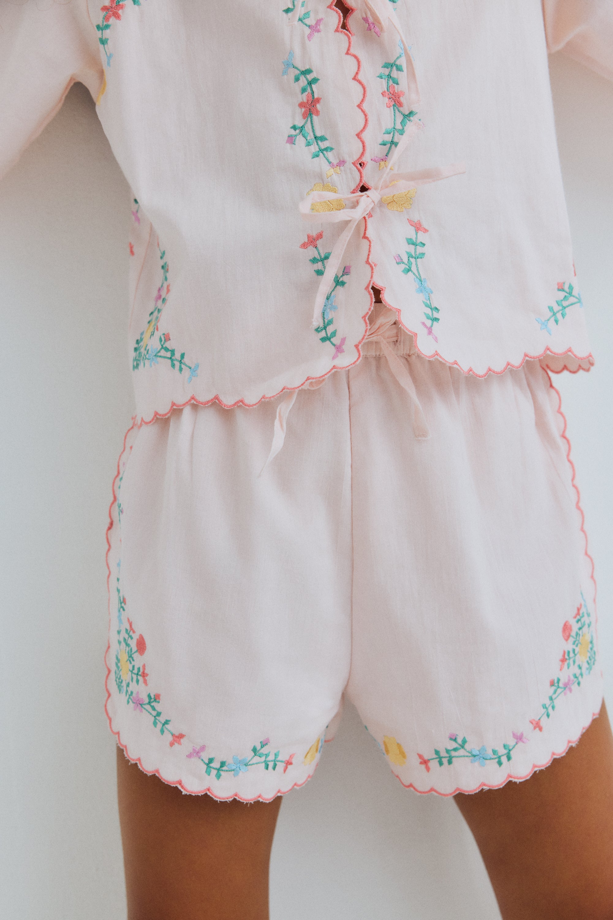 Découvrez le mélange parfait de confort et de style avec cette blouse 100 % coton, fabriquée à la main en Inde.