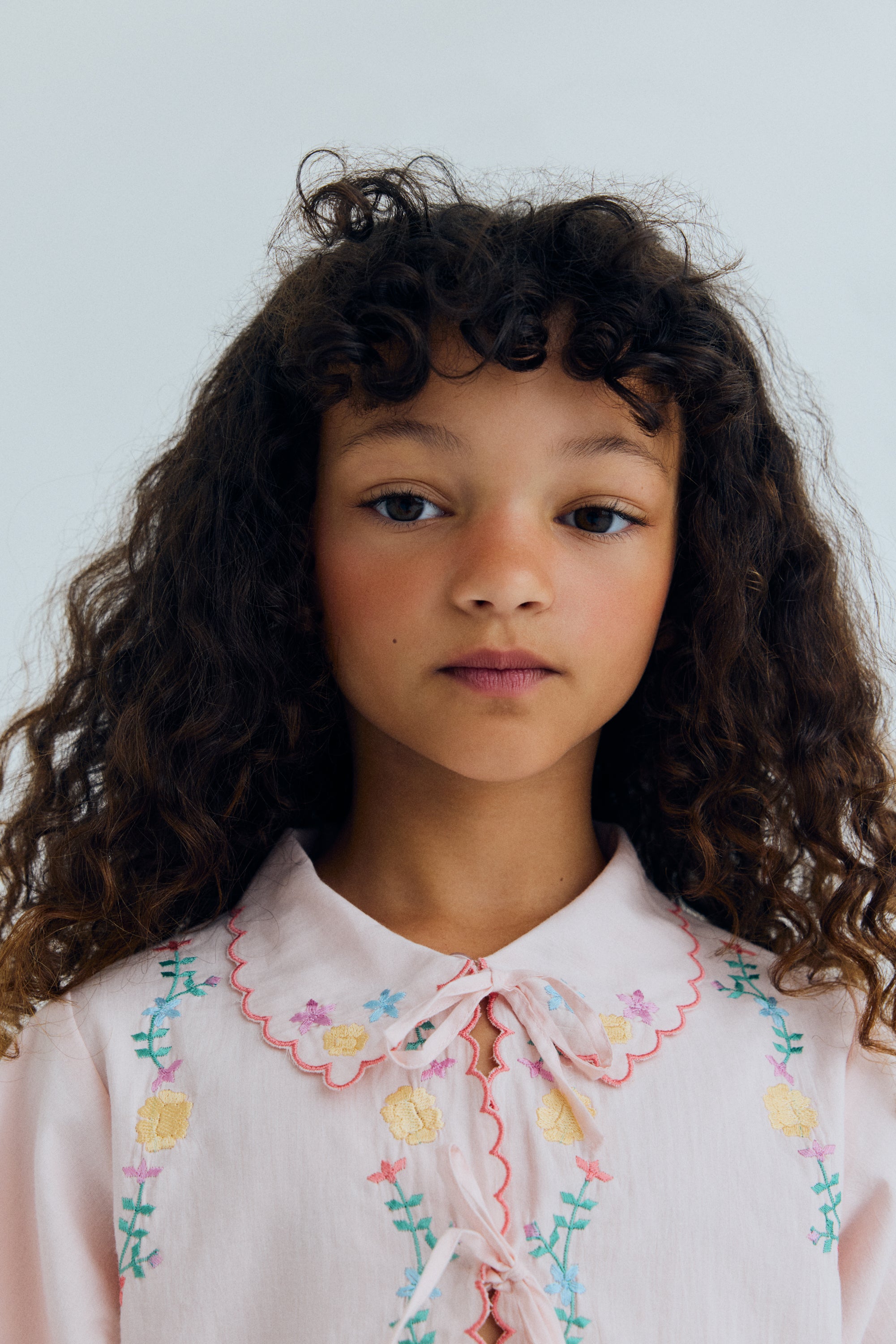 Découvrez le mélange parfait de confort et de style avec cette blouse 100 % coton, fabriquée à la main en Inde.