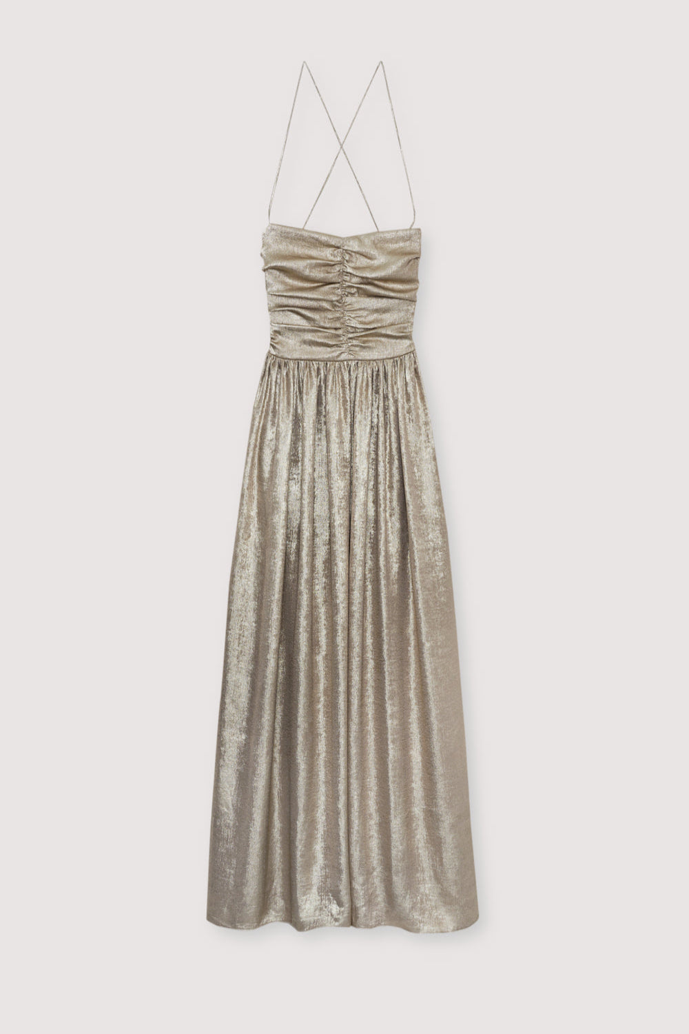 Robe confectionnée dans un luxueux tissu doré, dotée d'une taille froncée et d'un corsage drapé.