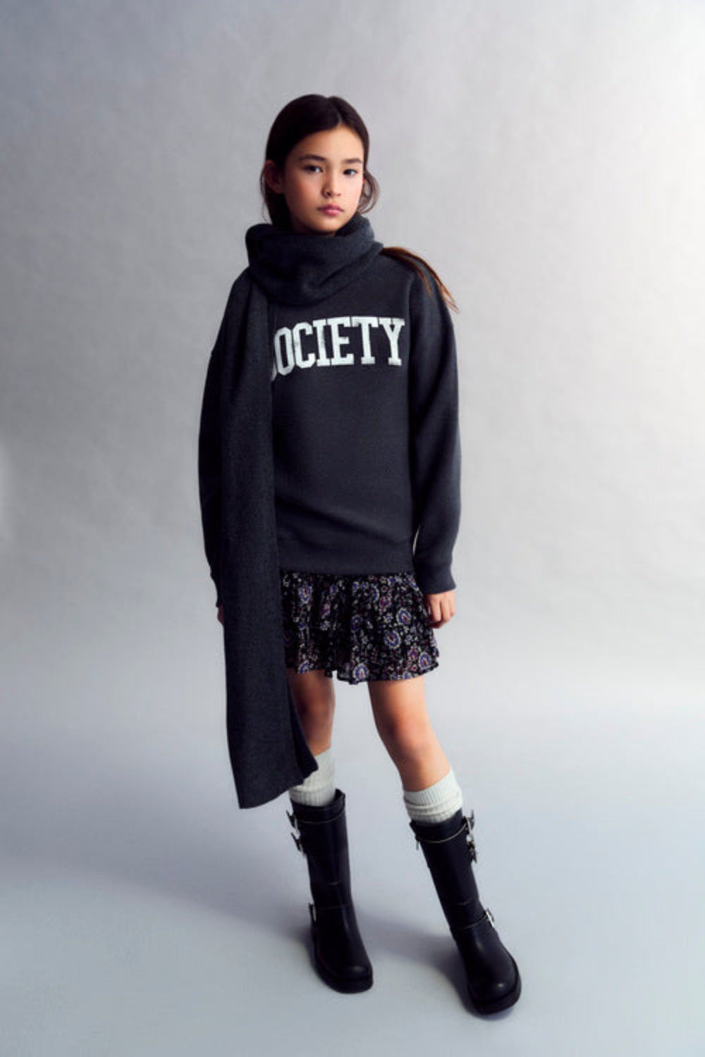 Oversized washed grey sweatshirt with a contrasting SOCIETY print on the front. Brushed on the inside and outside.