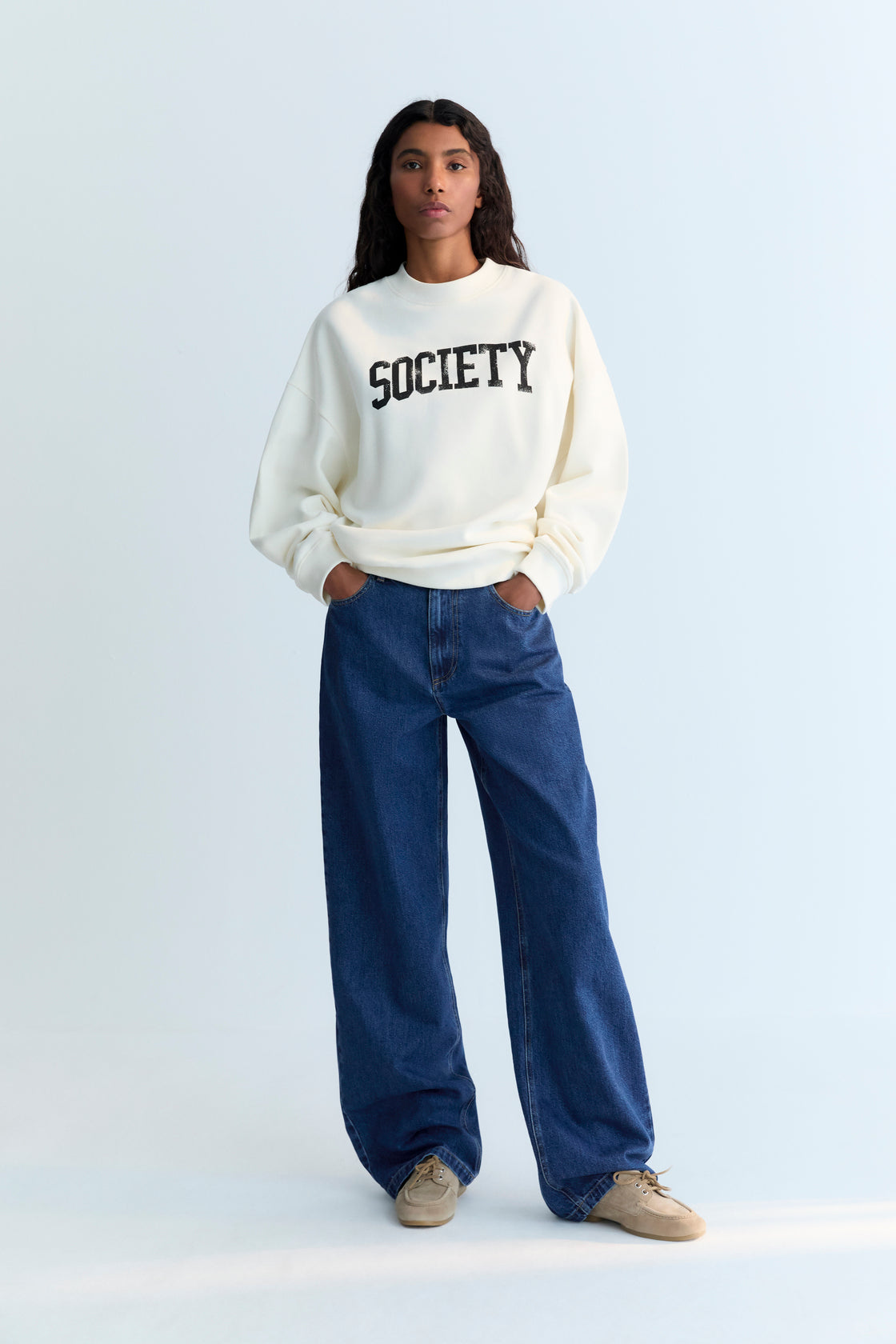 Oversized sweatshirt with a contrasting SOCIETY print on the front. Brushed on the inside and outside.