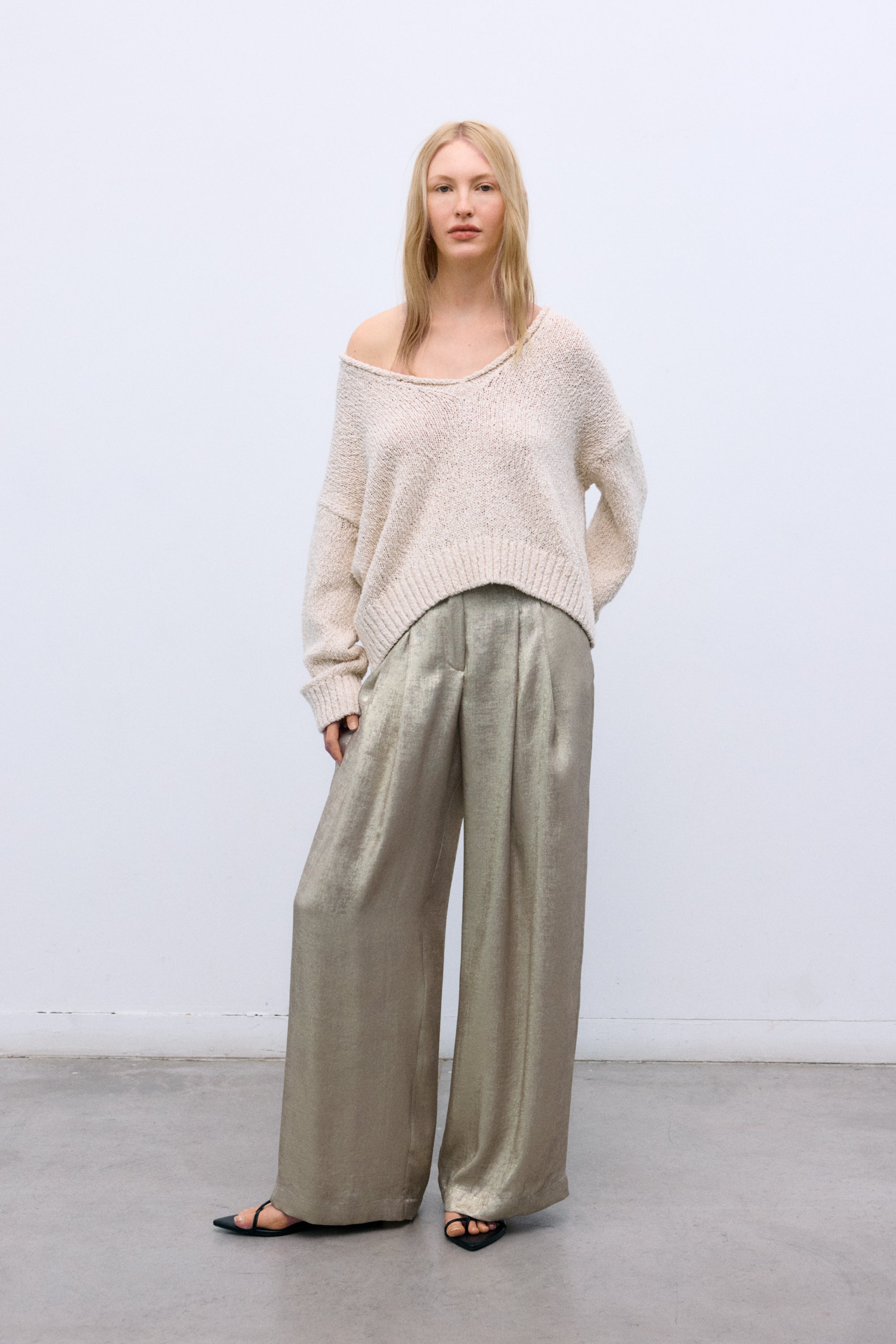 Pantalon tailleur pour femme confectionné dans un élégant tissu doré, parfait pour ajouter une touche sophistiquée à n'importe quel look